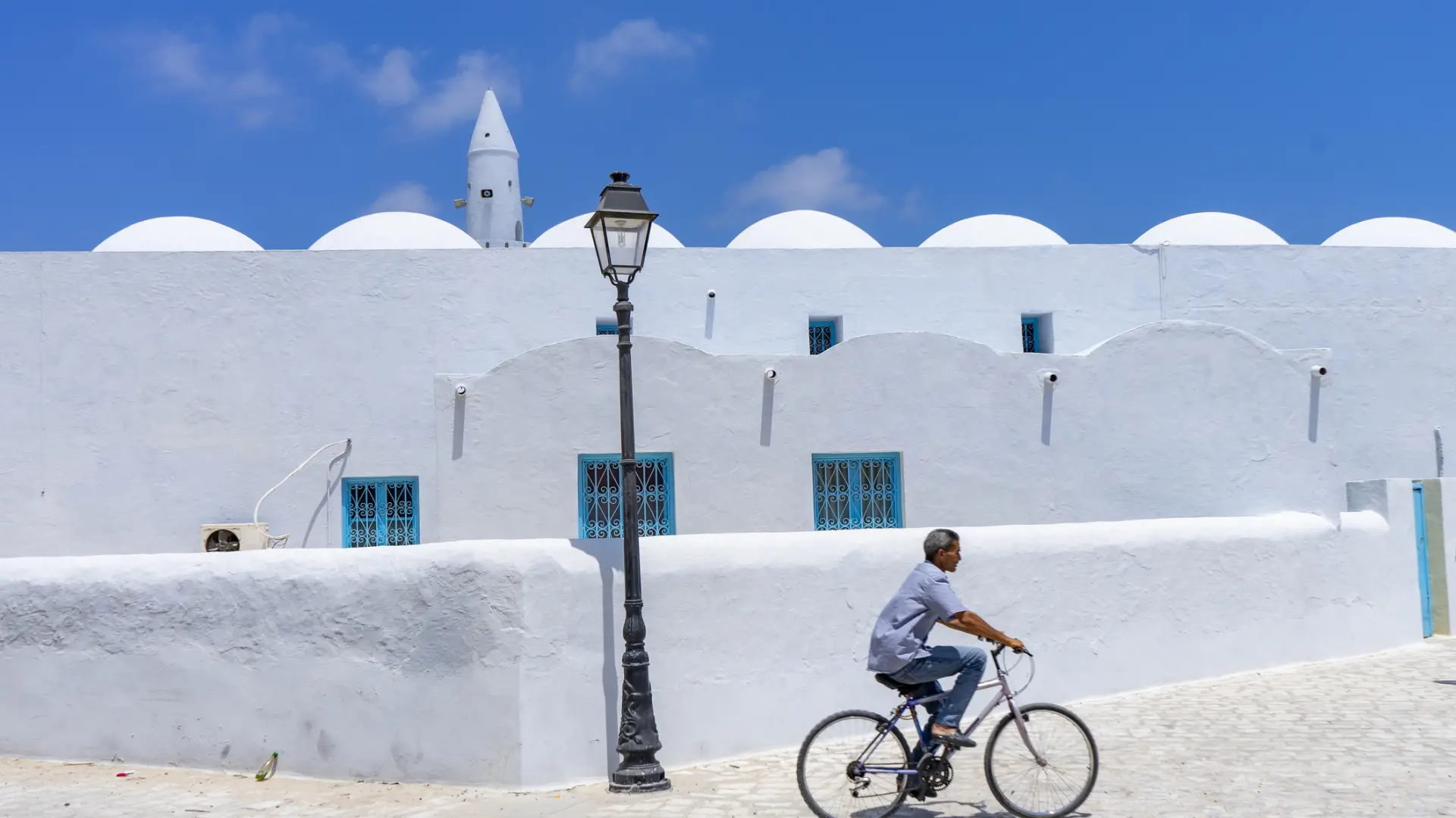 La isla mediterránea de aguas turquesas donde se encuentra una de las sinagogas más antiguas del mundo thumbnail
