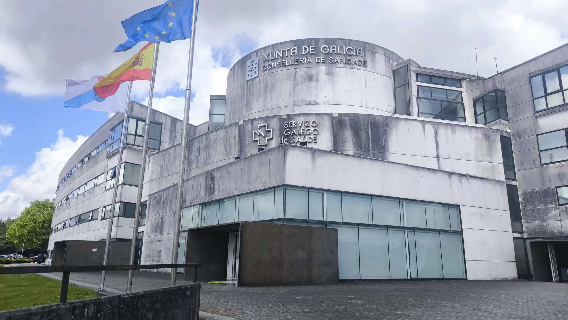 
         Rebajan a dos años y medio de cárcel la pena para dos acusadas de aprovecharse de una anciana para que les donase fincas en Galicia 
    