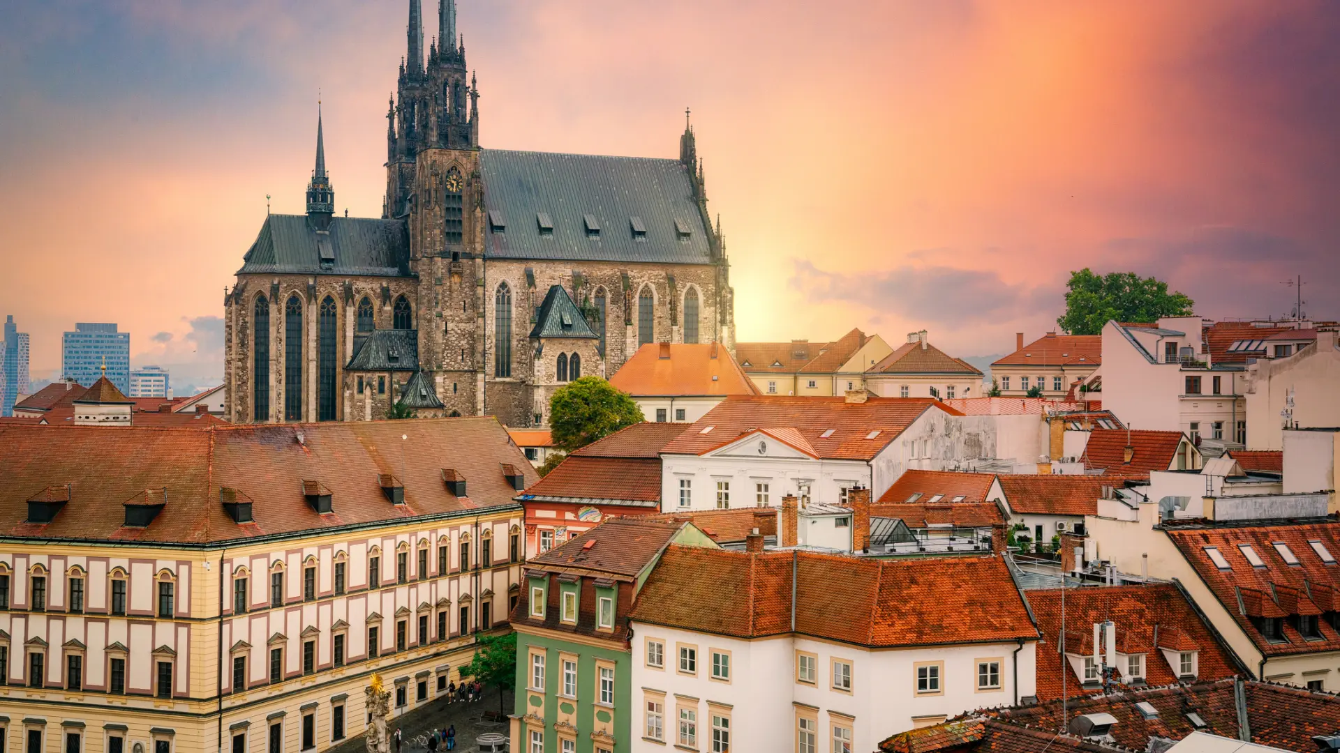 Brno, una ciudad de leyendas, arquitectura funcionalista, tesoros subterráneos y algunos de los mejores vinos de Europa thumbnail