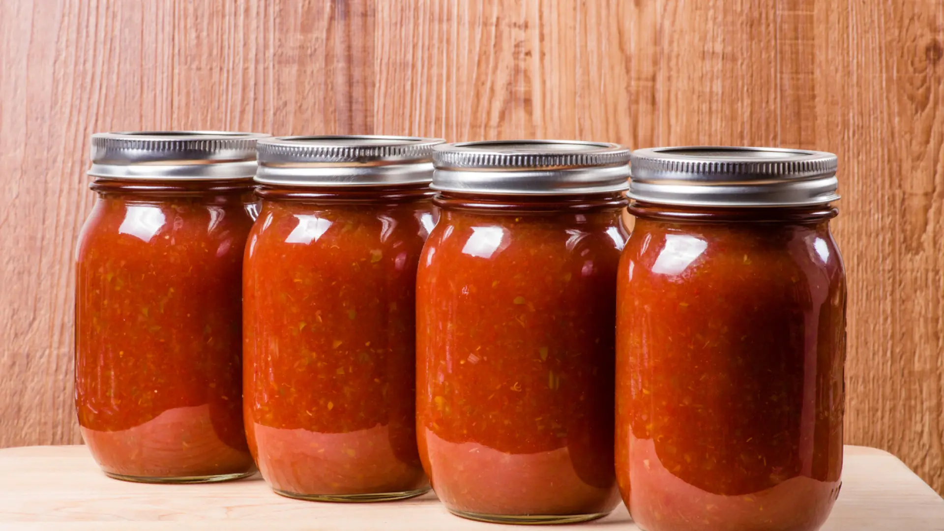 Los chef italianos lo tienen claro: los dos ingredientes que no debe llevar la salsa de tomate casera