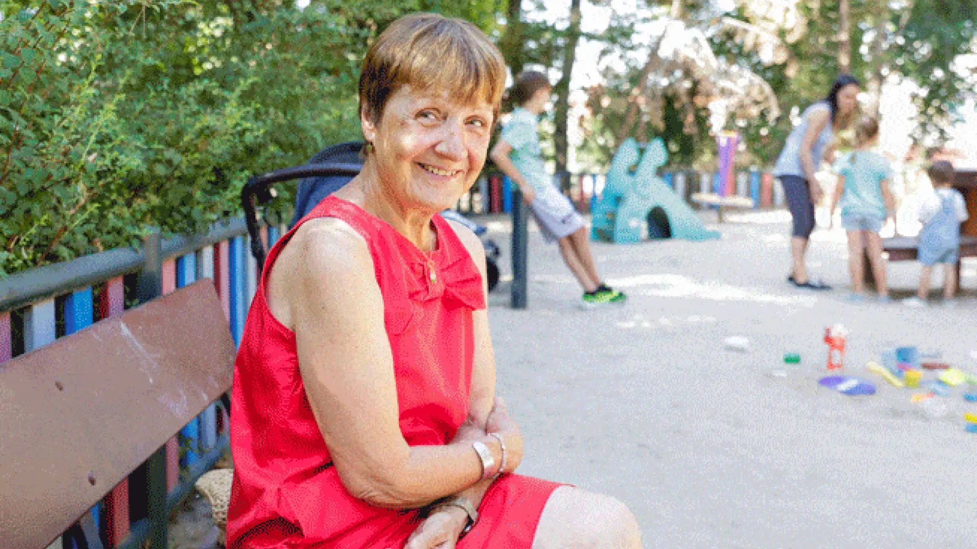 
         Los abuelos, canguros sobrevenidos de sus nietos en verano: "Verle crecer y hacer todo lo posible es la mayor satisfacción" 
    