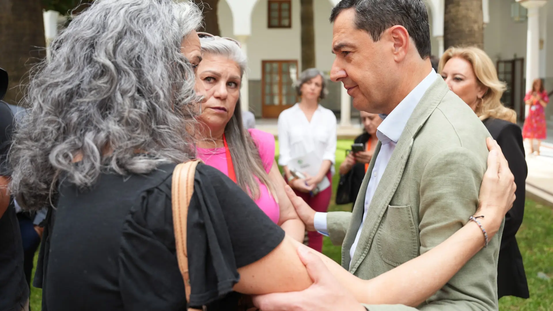 La Junta inicia la implantación del teléfono 24 horas de atención a niños en cuidados paliativos que Moreno prometió a las familias