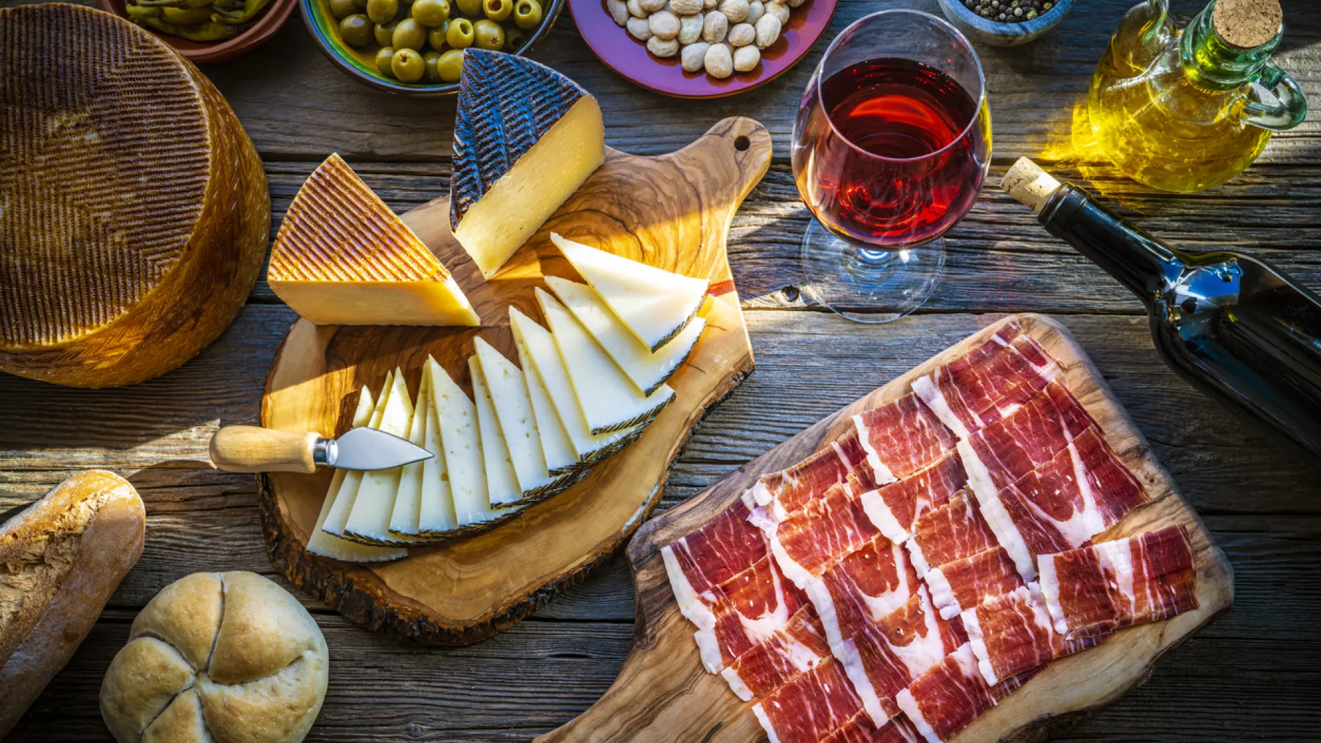 Ni papel de aluminio ni transparente: el truco para que el queso y el embutido no se sequen una vez abiertos