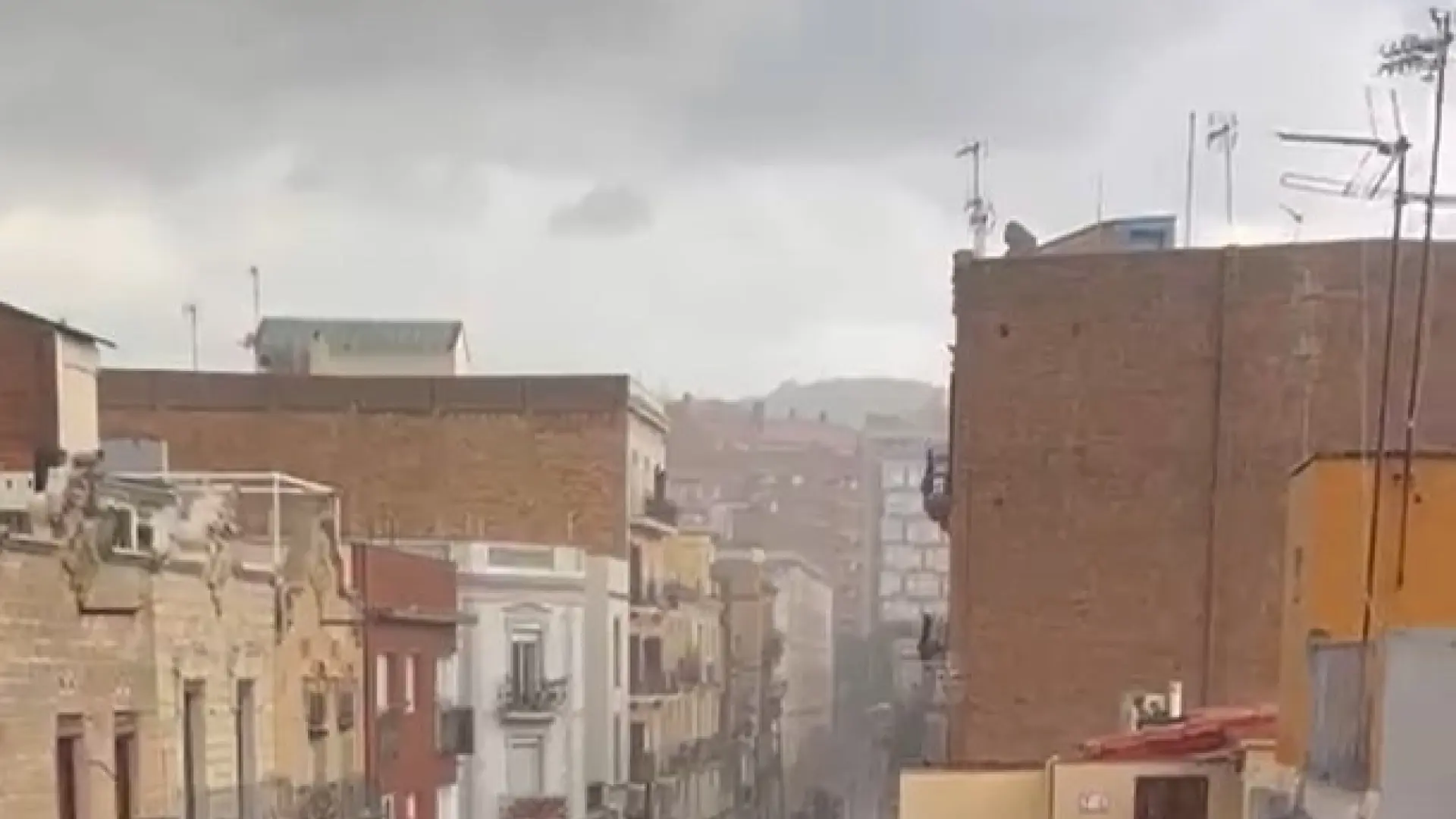 Vuelos desviados, cierre de parques, inundaciones... las fuertes lluvias dejan cientos de incidencias en Barcelona