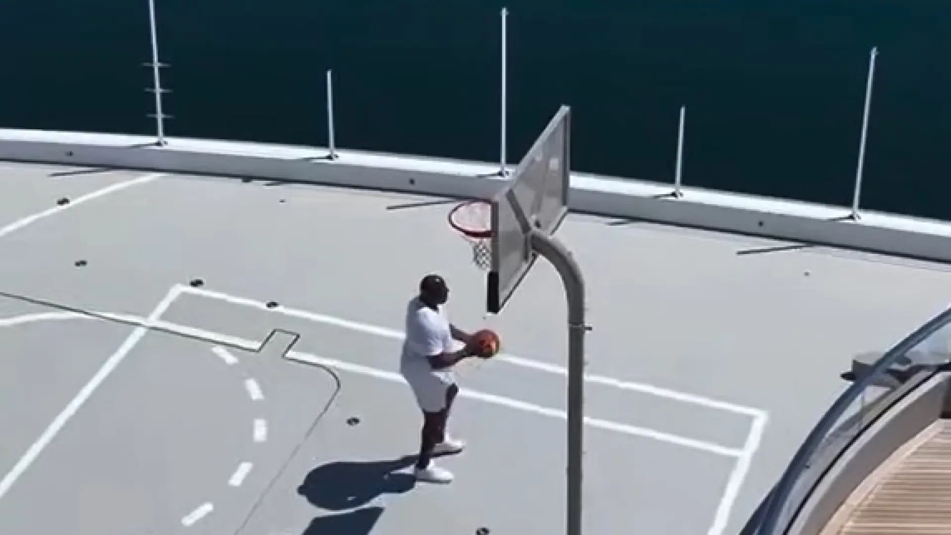 Magic Johnson vuelve a jugar a 'basket' en Barcelona desde su yate amarrado en el puerto de la ciudad