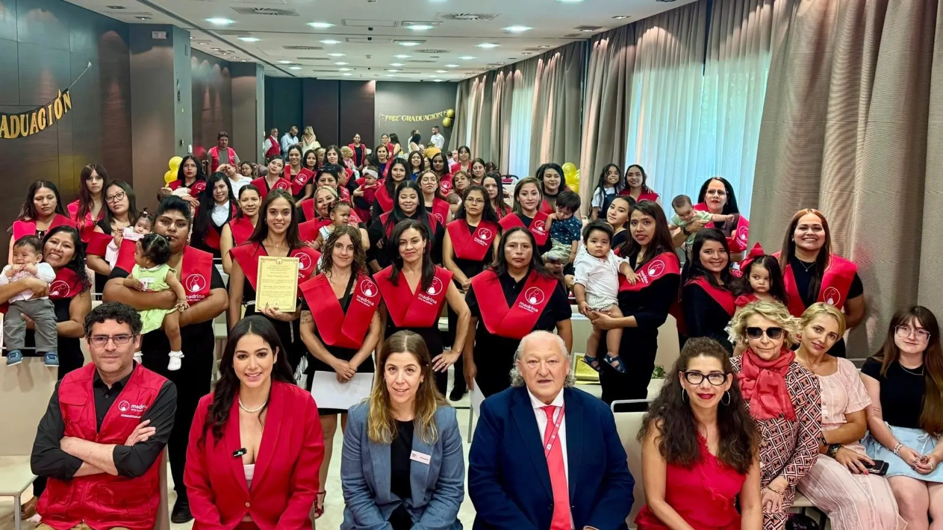 Setenta mujeres se gradúan en la Universidad de Madres tras superar la exclusión, violencia, migración y pobreza thumbnail