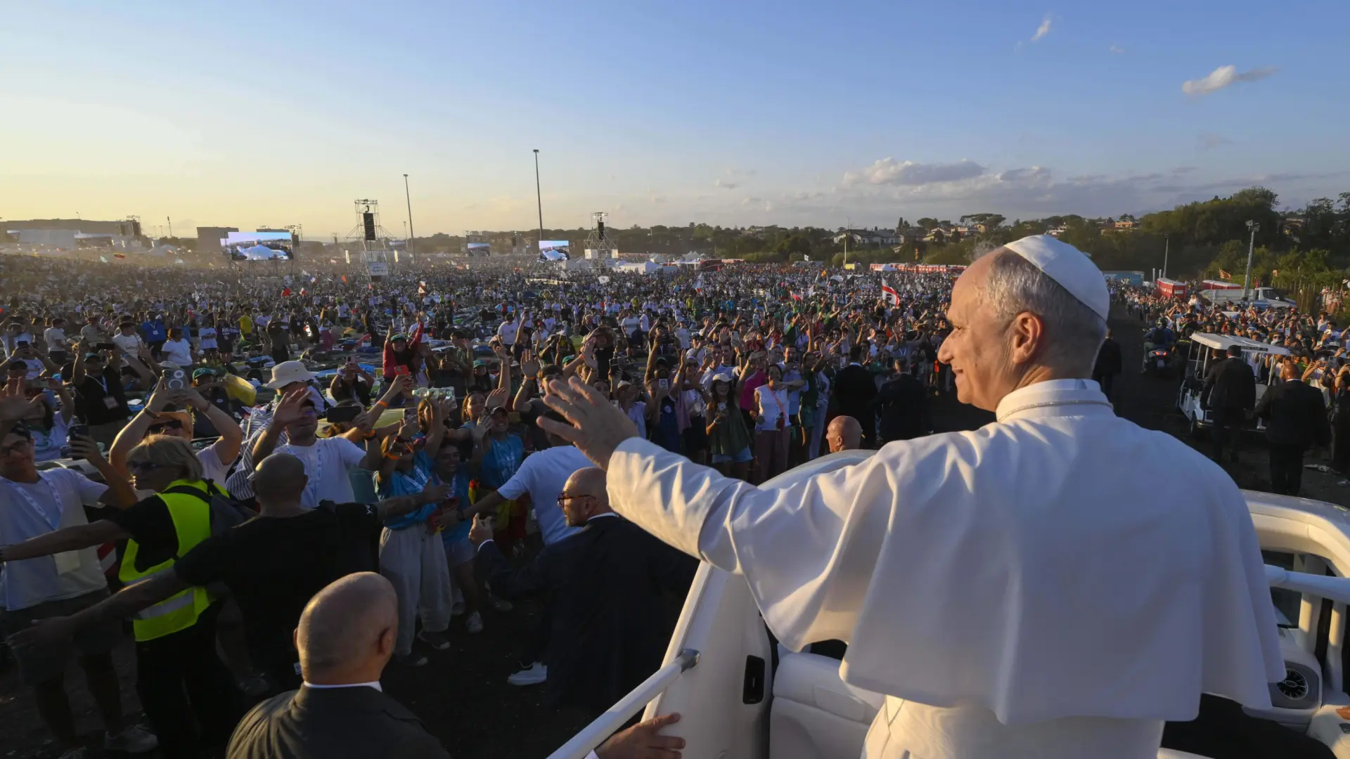 El Papa León XIV habla sobre Ucrania, la polarización y la Copa del Mundo en su primera entrevista como pontífice