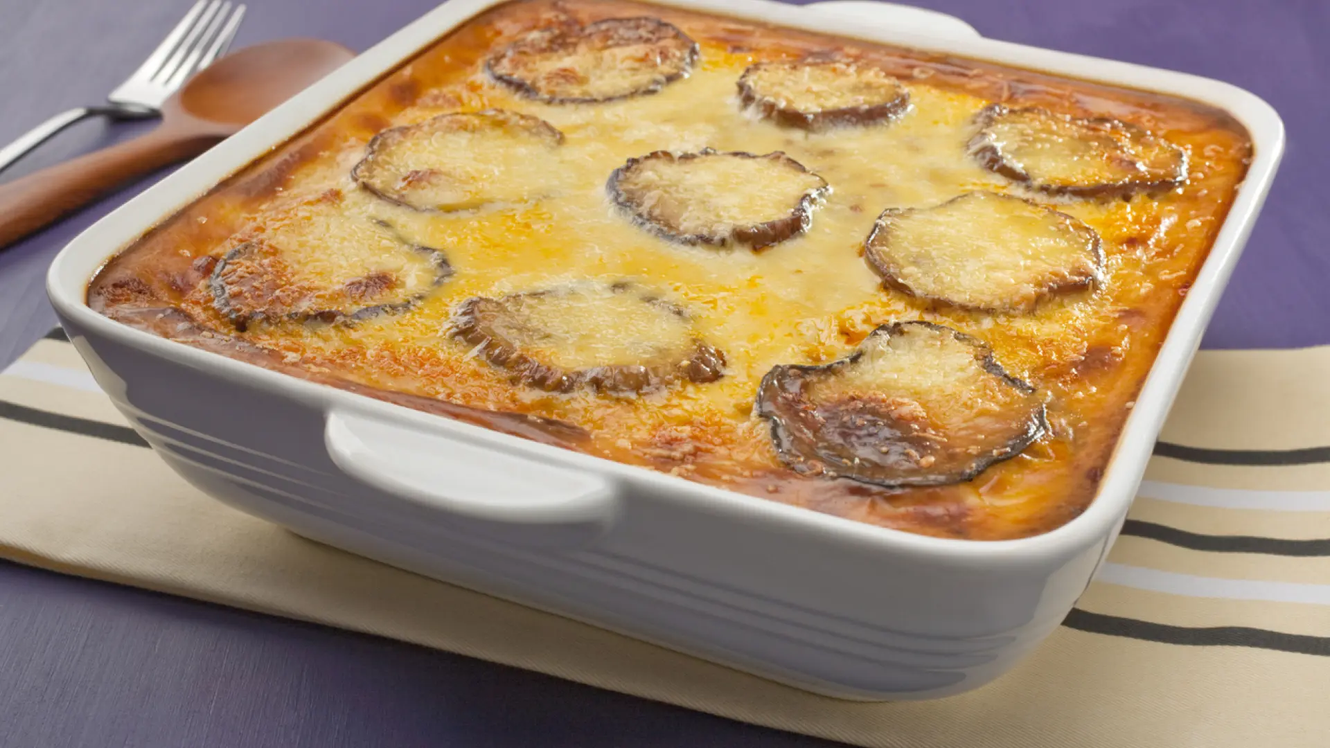 Pastel de patata, atún y berenjena al horno, una receta fácil, barata y para toda la familia
