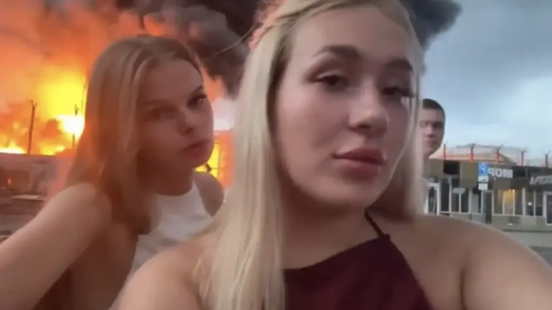 Detienen a dos 'influencers' rusas por grabar un vídeo para TikTok frente a un depósito de petróleo atacado por drones ucranianos