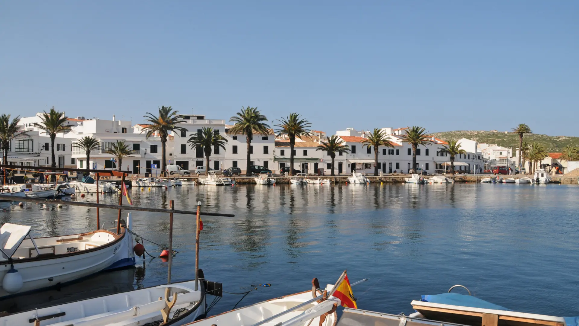 El pueblo de Menorca con un bonito puerto donde se come la mejor caldereta de langosta de España