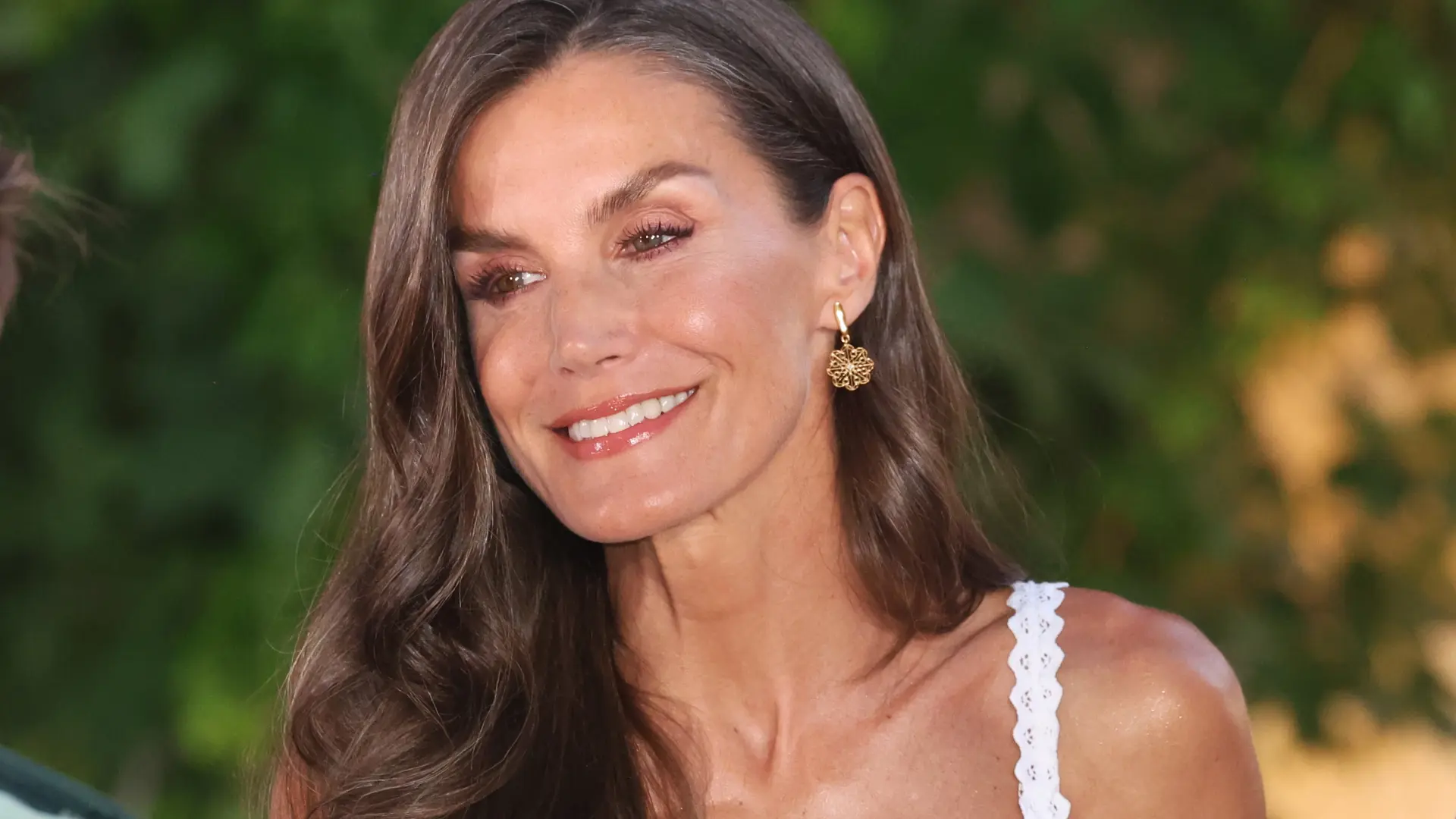 Tres zapatos destalonados por menos de 40 euros: los favoritos e imprescindibles de la reina Letizia este verano