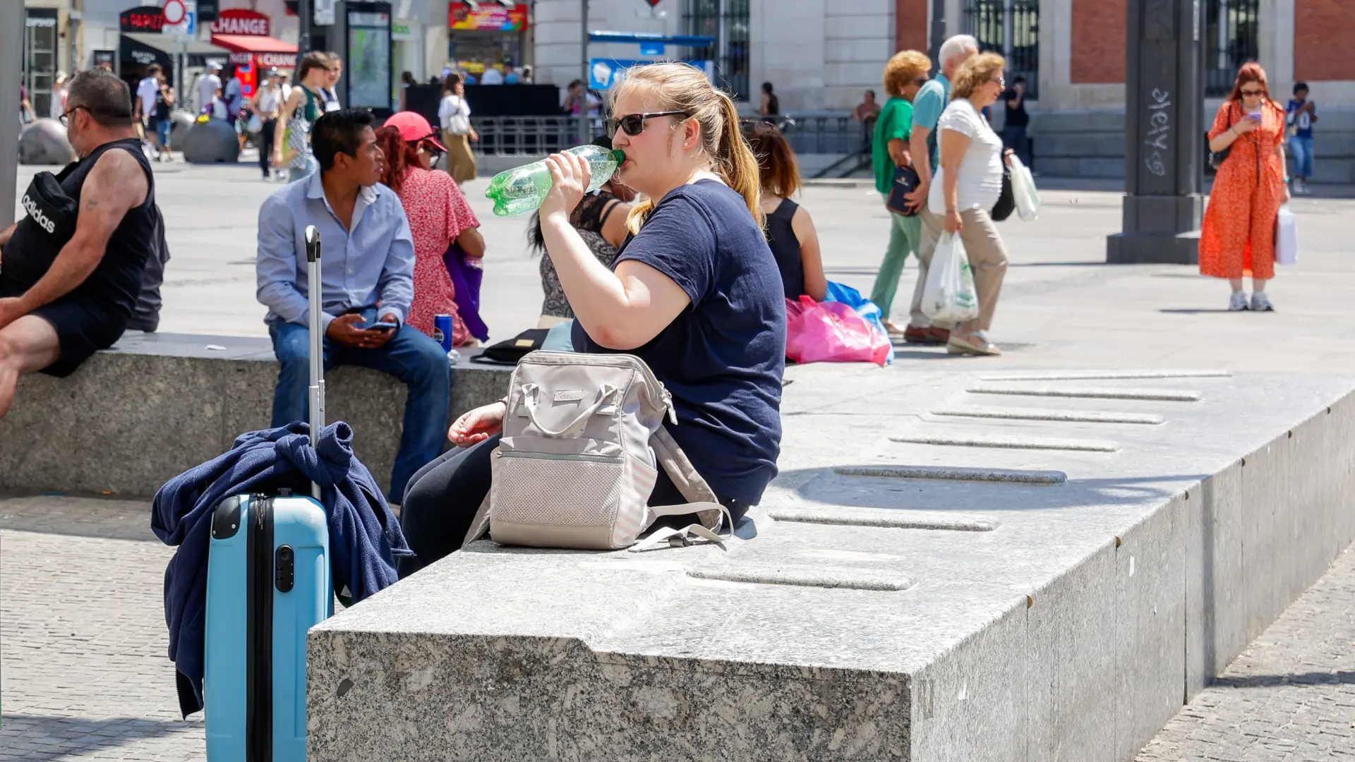 Papeleras 'b' para retornar envases un plus: la industria intenta sortear el desinterés de los turistas por devolver plásticos y latas