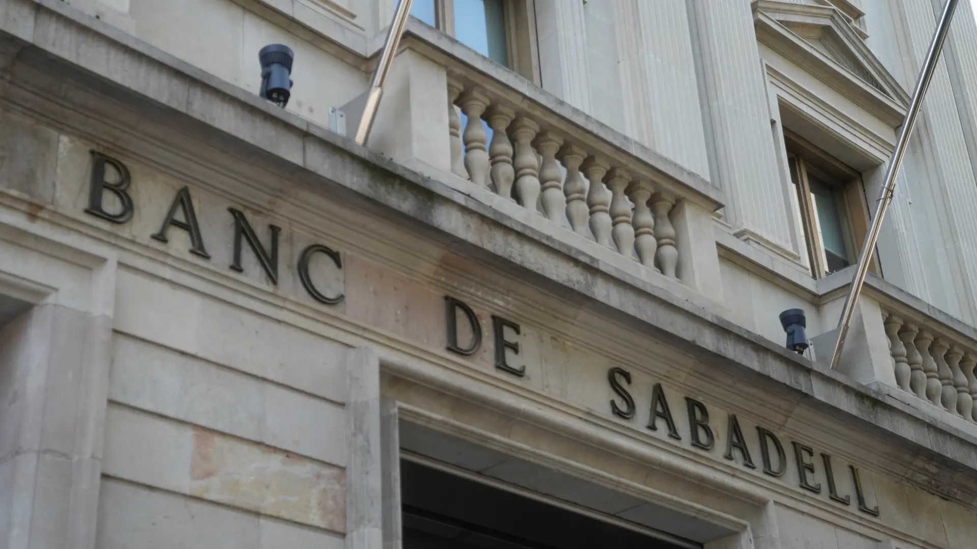 El Sabadell pide a CNMV que tome medidas para evitar una posible manipulación de mercado en la OPA de BBVA