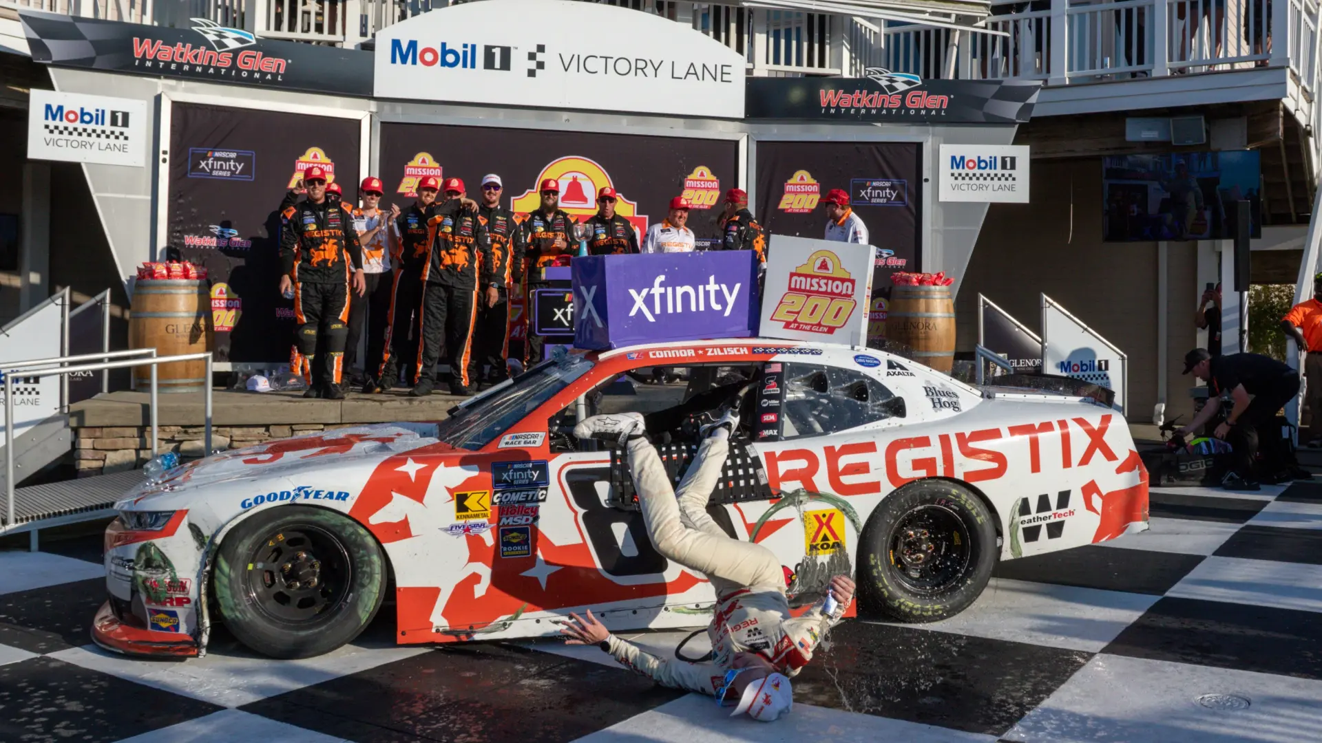 La ‘accidentada’ victoria de Connor Zilisch en la Nascar: acaba con la clavícula rota tras una brutal caída al subirse al coche para celebrar