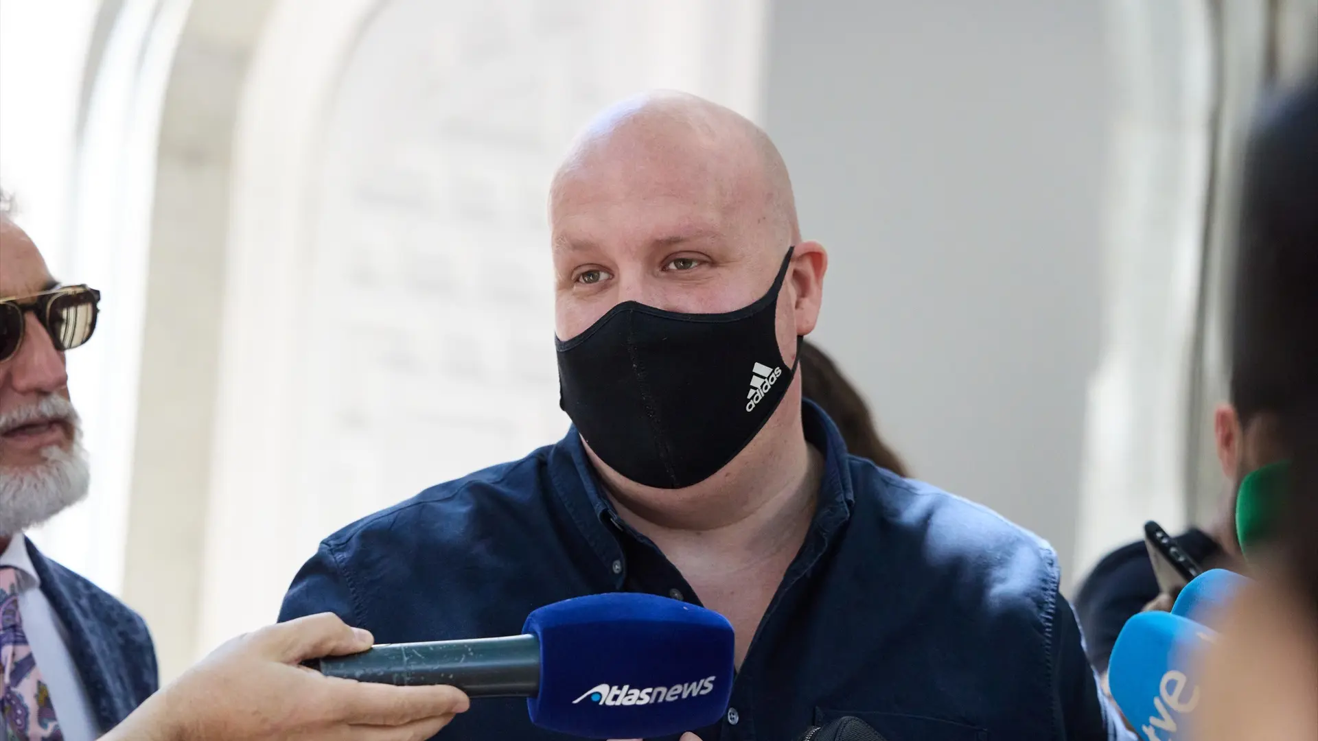 
         Afectados por la estafa del hombre que financió a Alvise le denuncian por ocultar yates y coches de lujo 
    