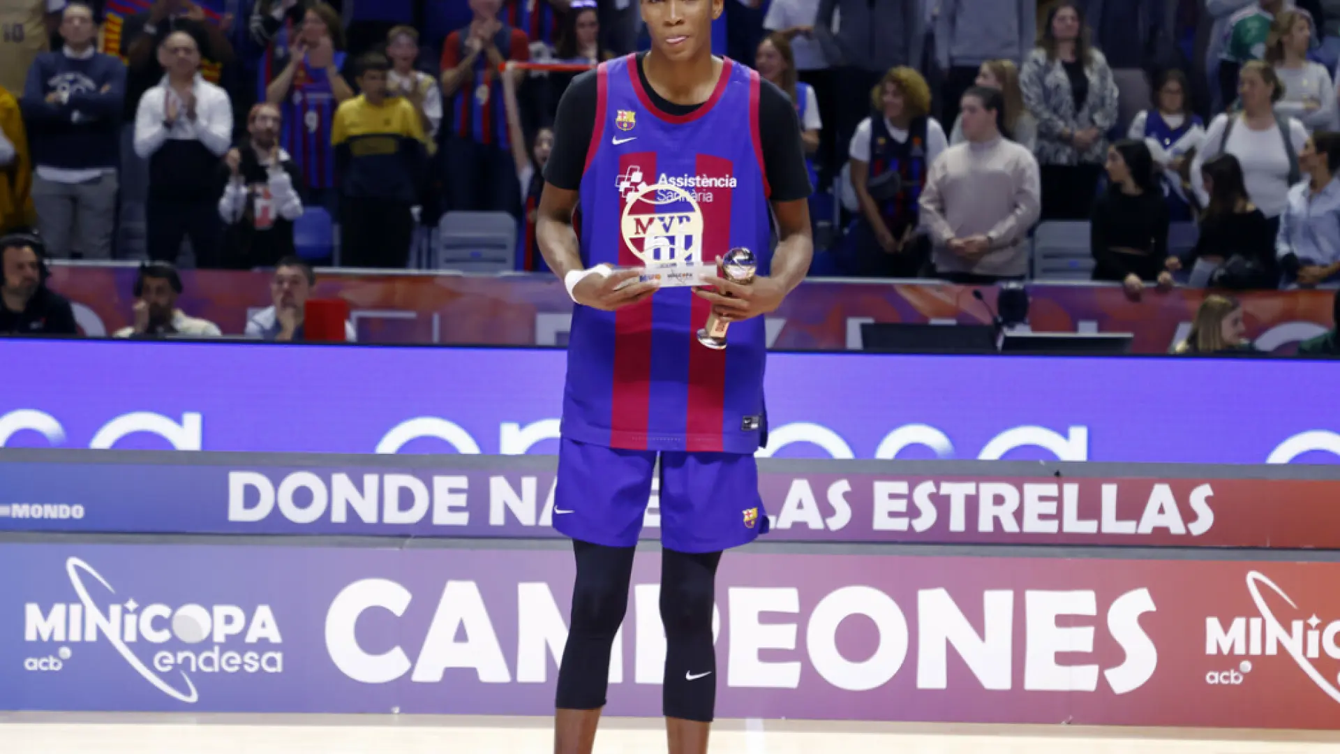 El Barça sube al primer equipo a Mohamed Dabone, el niño prodigio de 13 años y 2,10 metros de altura thumbnail