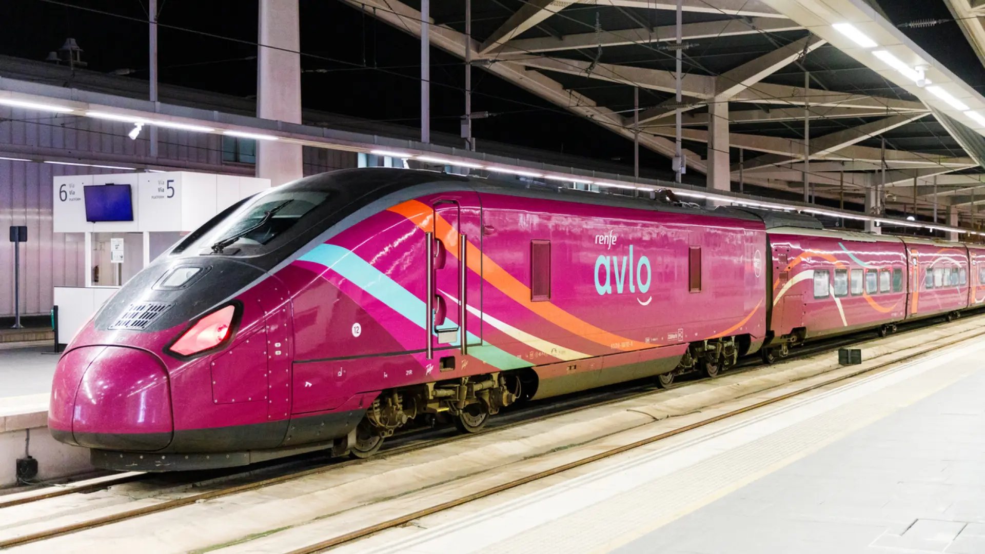 Puente se lanza a la compra urgente de trenes tras el fracaso del AVLO Madrid-Barcelona que cancelará desde este lunes su ruta