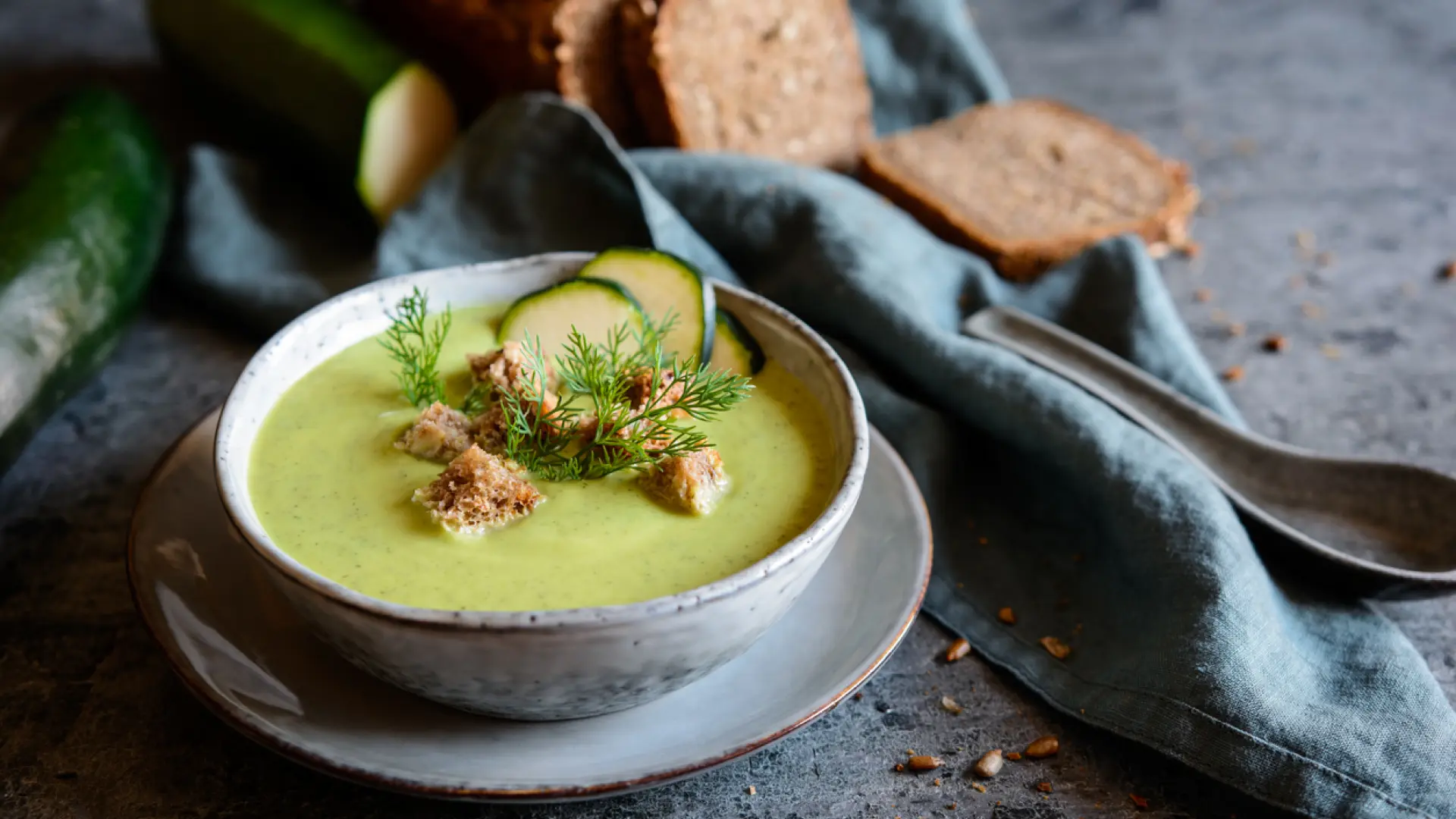 Crema de calabacín y albahaca: una receta ligera, barata y lista en 20 minutos