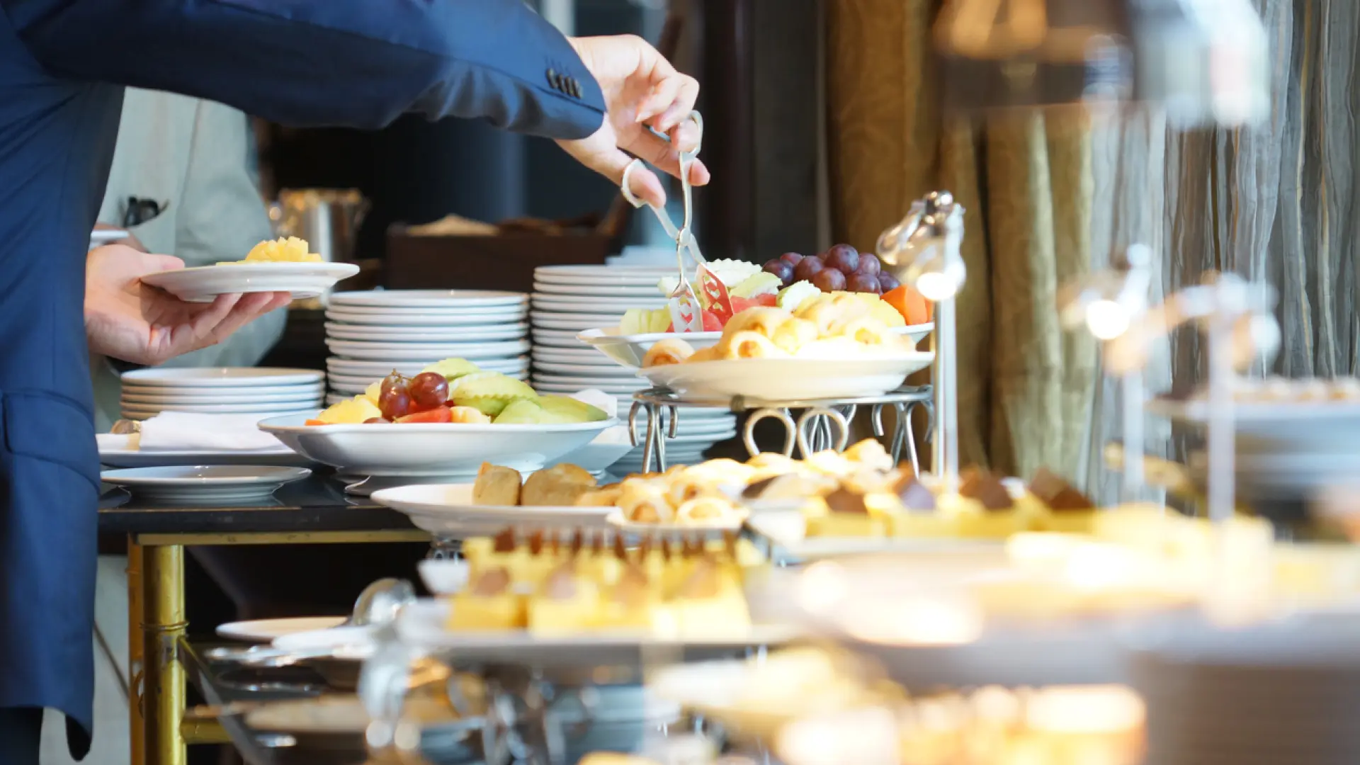 ¿Puede sancionarte un hotel por sacar comida del buffet?