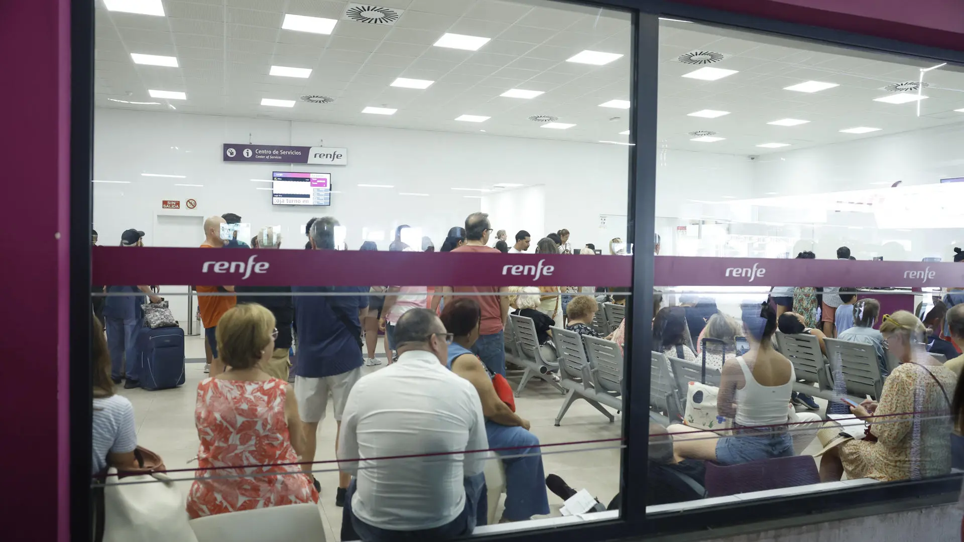 Renfe estudia reclamar tres millones a Galicia y a Castilla y León por la supresión del AVE durante nueve días debido a los incendios