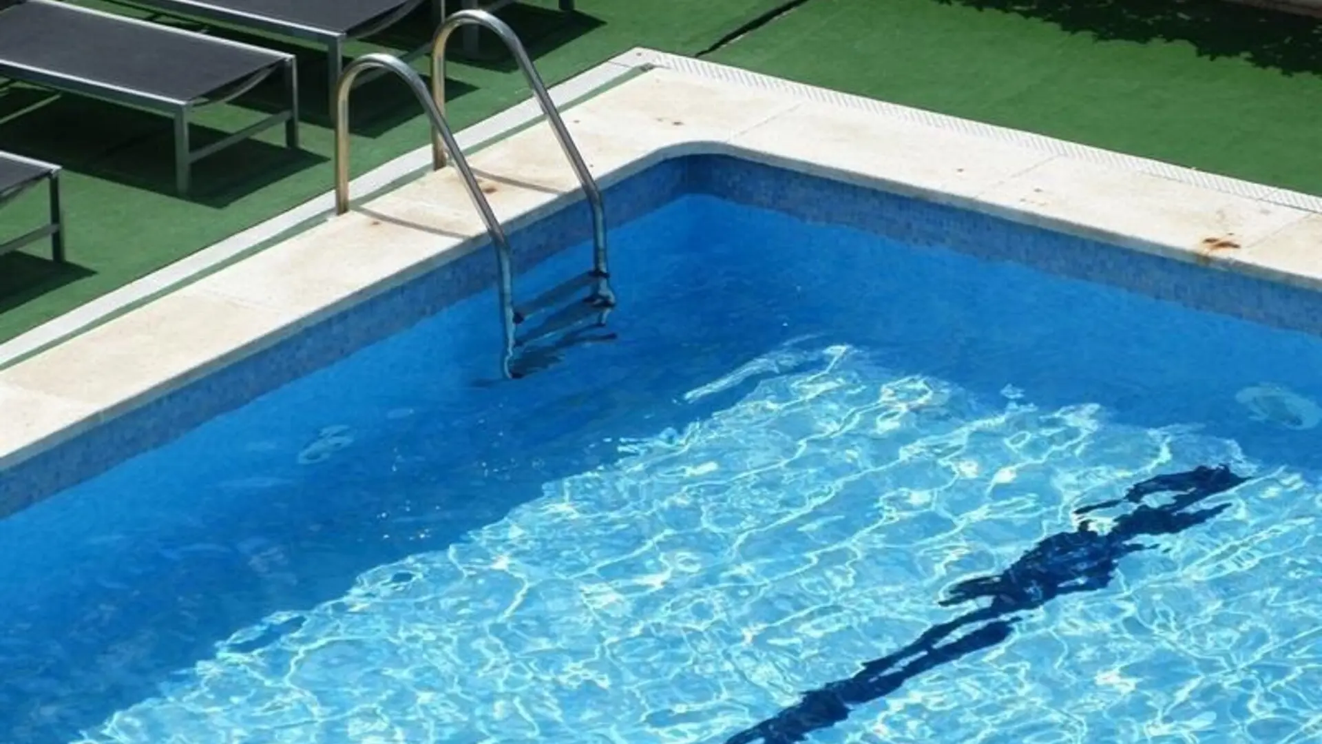 Muere un turista tras colarse en una piscina en Marbella