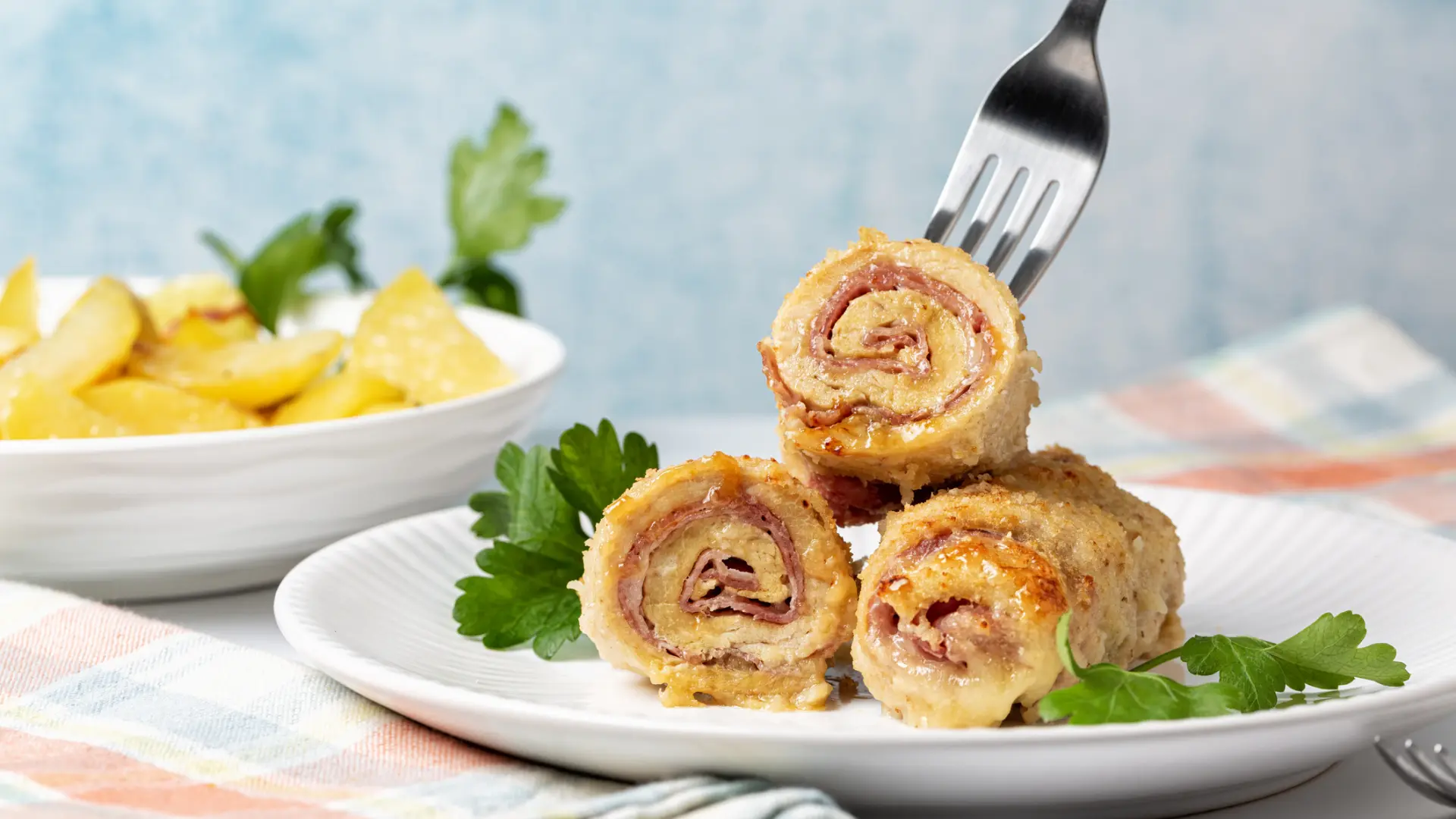 Estos rollitos de jamón y queso son el aperitivo perfecto y rápido que siempre funciona