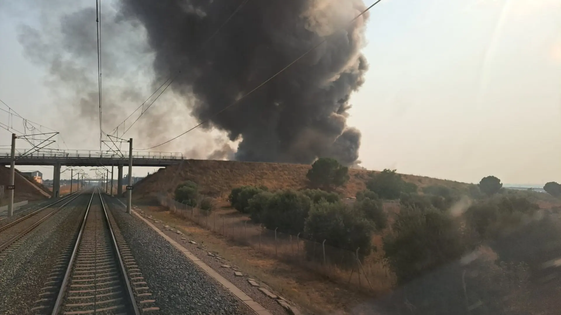 Suspenden la circulación de trenes entre Madrid y Andalucía por un fuego en una fábrica de Toledo
