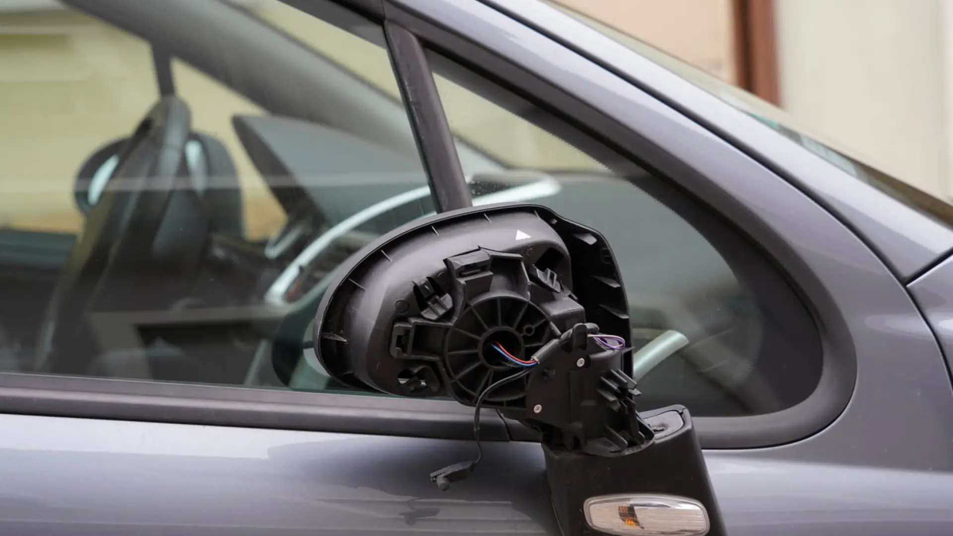 ¿Por qué no deberías cerrar los retrovisores de tu coche al aparcar?
