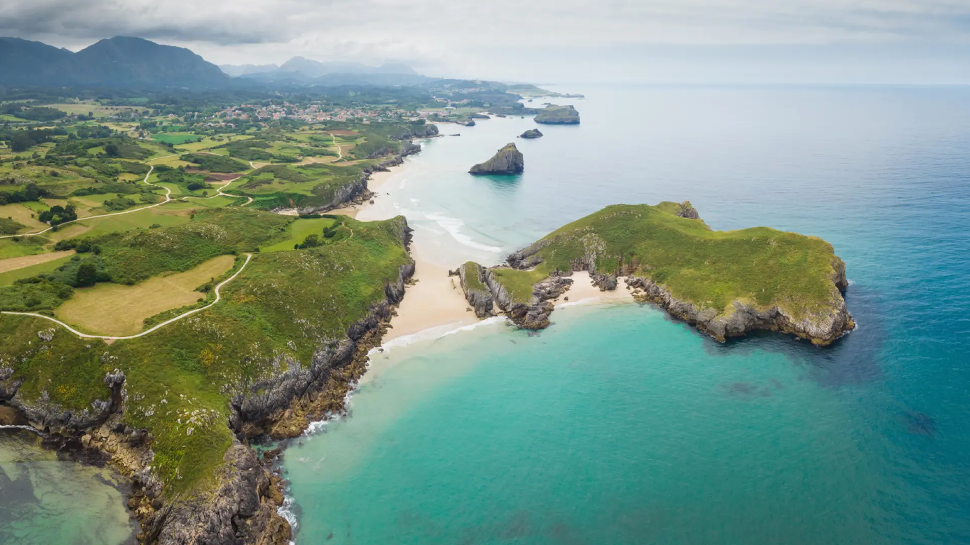 La desconocida playa de Asturias con dos orillas conectadas a una isla