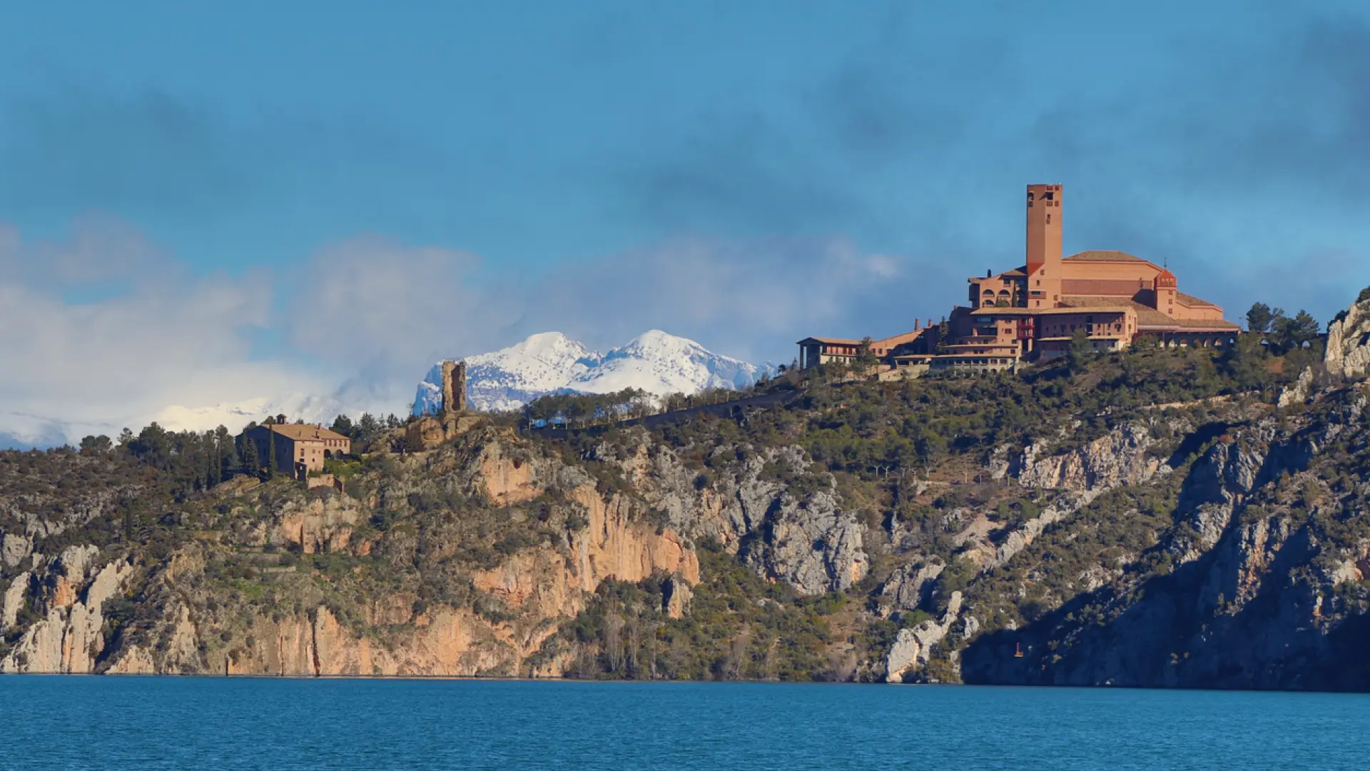 El imponente santuario mariano de Huesca ubicado al borde de un enorme embalse