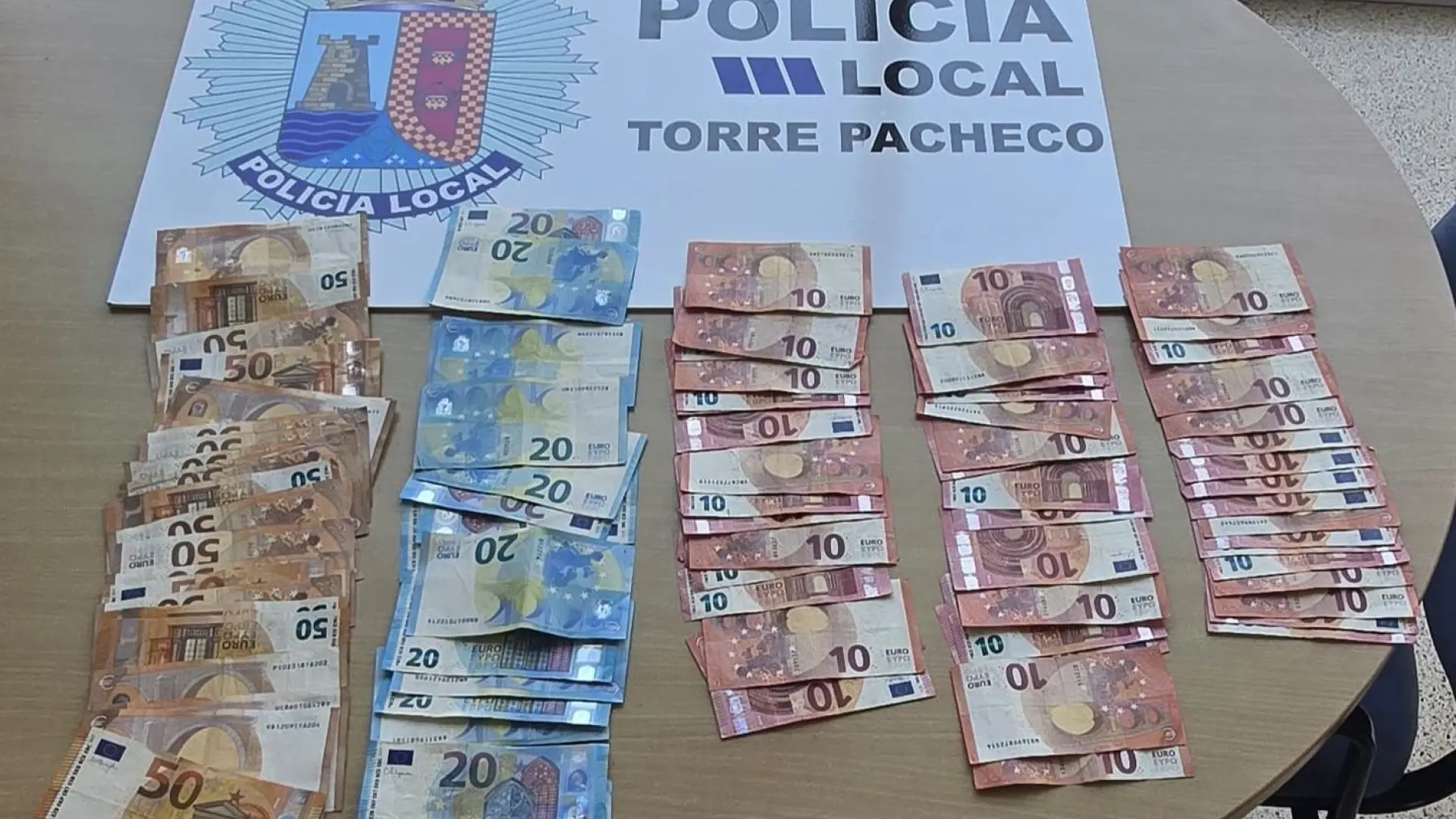 Un vecino de Torre Pacheco alerta a la Policía al ver a un cajero expulsar sin control 2.000 euros en billetes