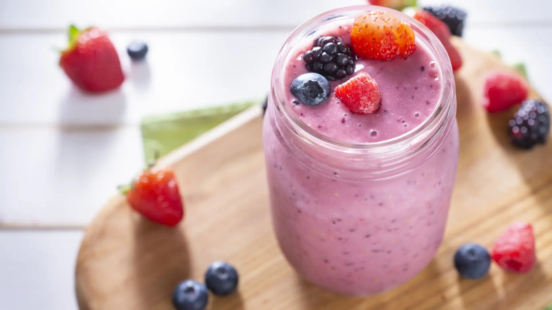 Batido de frutos rojos y avena, una receta barata y saludable que querrás desayunar todos los días