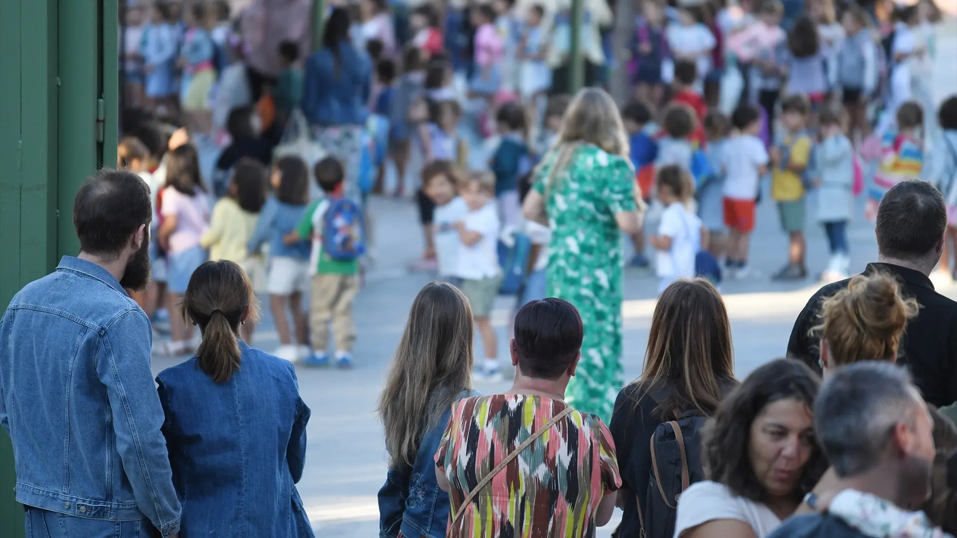 Las aulas de Madrid dejan atrás los parches de la pandemia al revertir las pantallas y la jornada continua