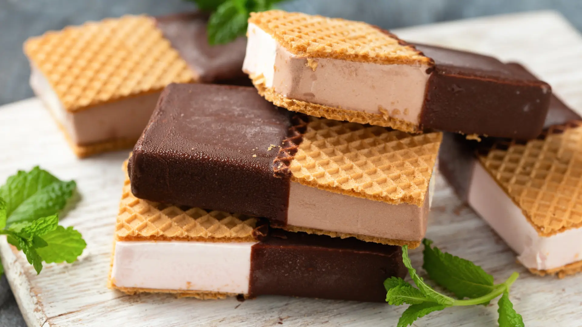 Sándwich helado de tarta de queso: un postre casero y barato ideal para despedir el verano