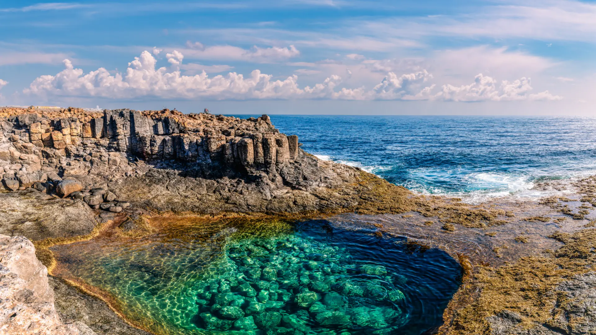 La piscina natural secreta de España: entre rocas volcánicas que solo se puede ver con la marea baja