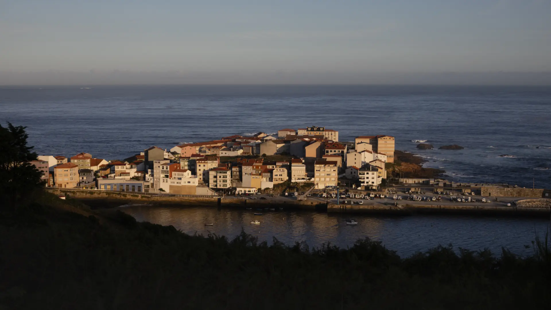 Descubre la joya de Galicia con paisajes de postal, casas que parecen flotar y playas salvajes