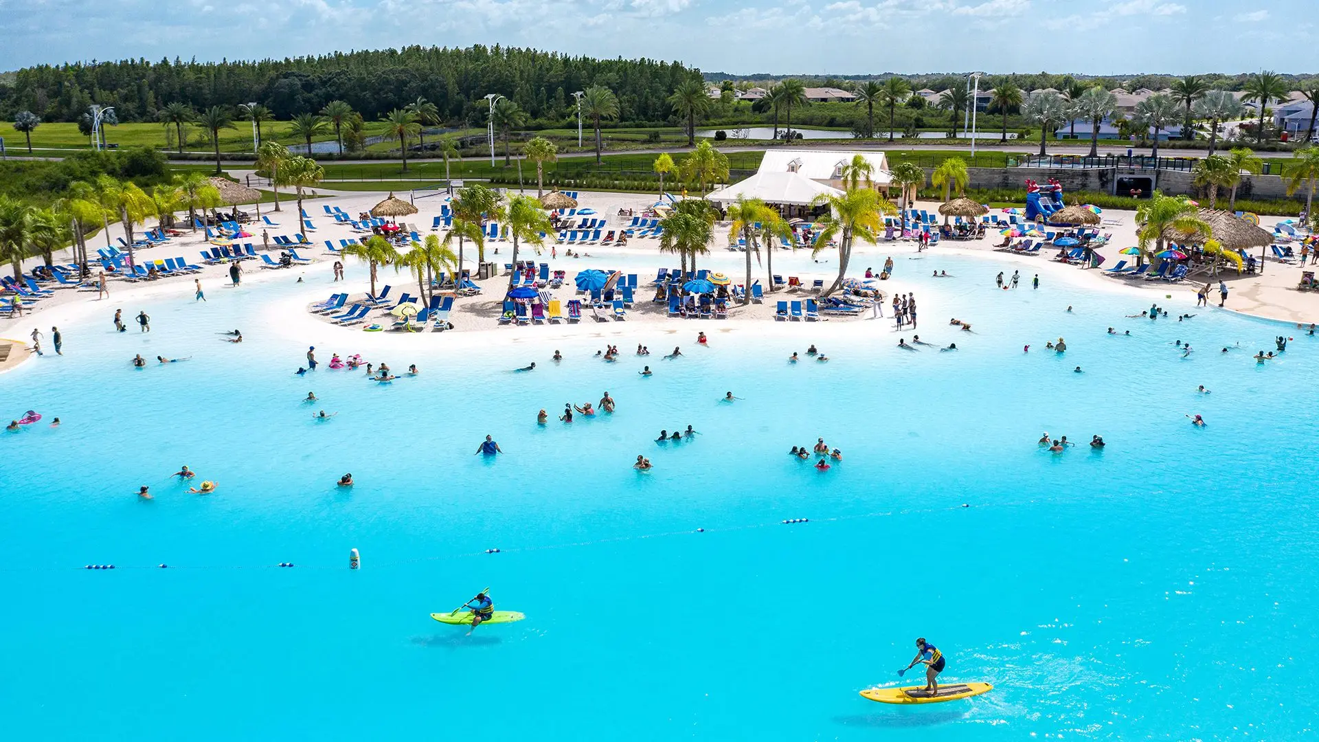 Más de 15.000 m² y aguas turquesas: así es la piscina más grande de Europa en España