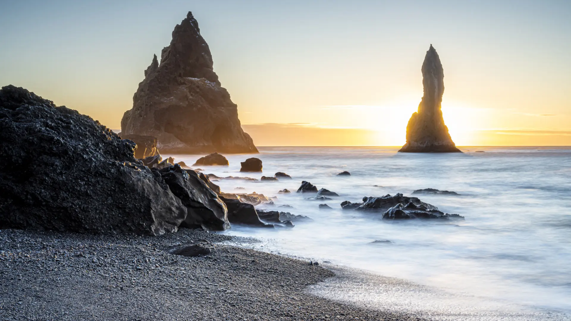 La playa de 'trolls de piedra' que apareció en Juego de Tronos y es considerada la más peligrosa del mundo