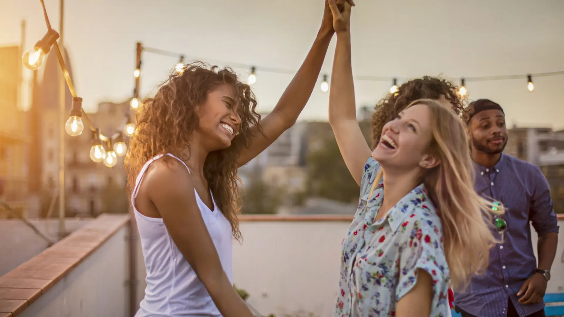 ¿El dinero da la felicidad? Un profesor de Harvard responde: depende de qué hagas con él