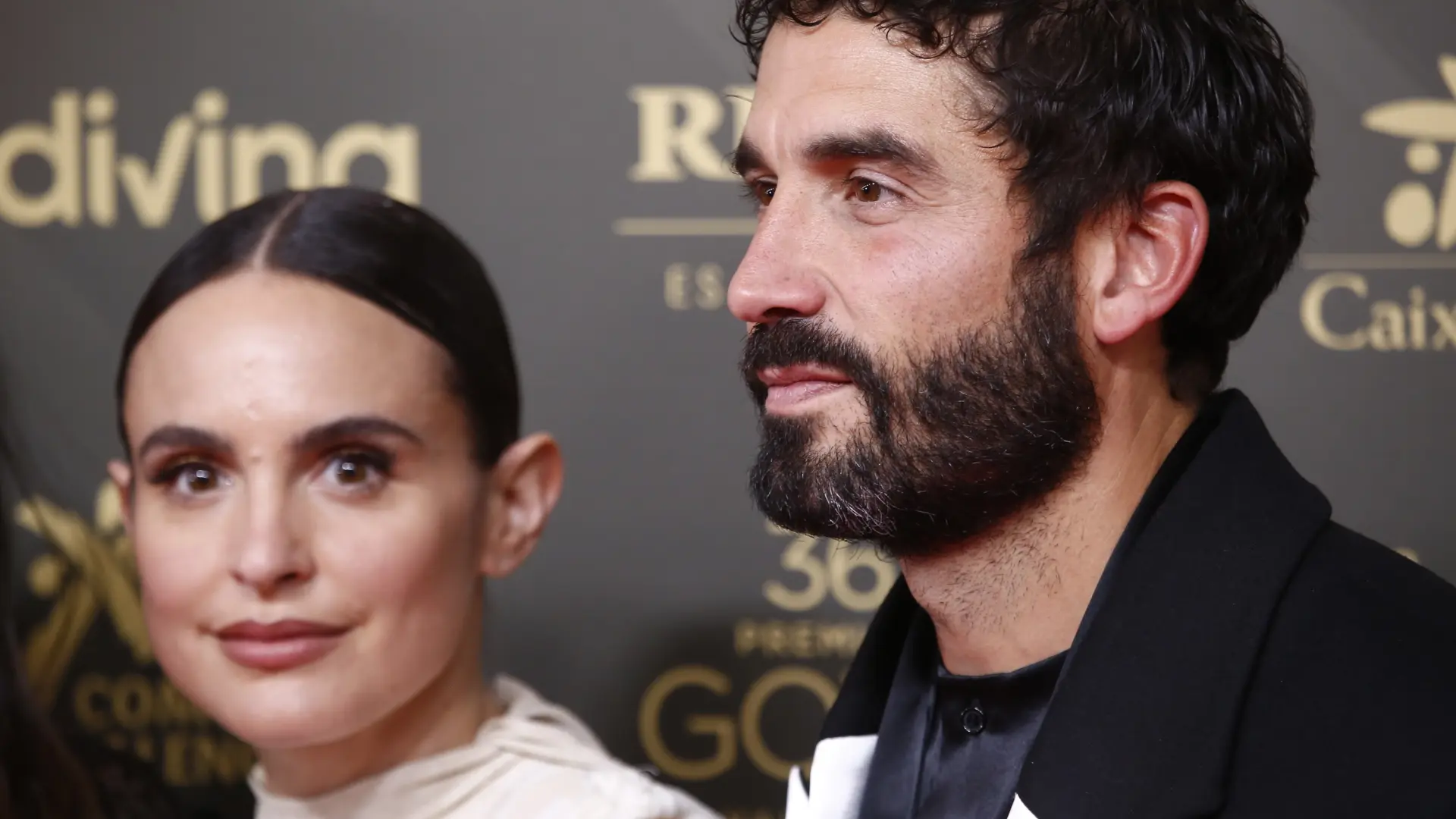 Álex García, "totalmente desolado" en el velatorio de su ex, Verónica Echegui: "No se ha levantado de su lado"