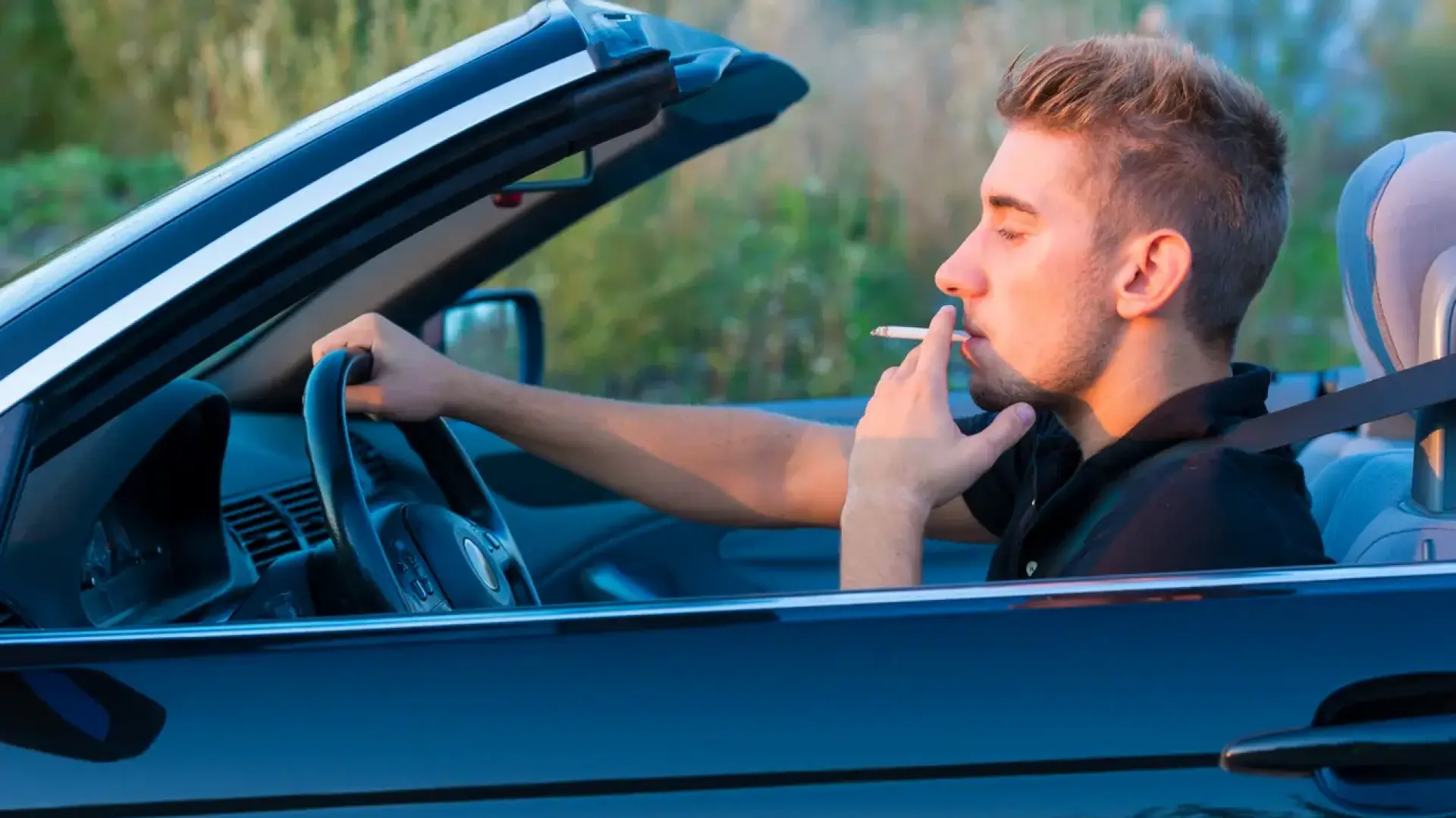 La pena de varios años de cárcel a la que se enfrentarán dos individuos que lanzaban colillas encendidas desde su coche en Cádiz