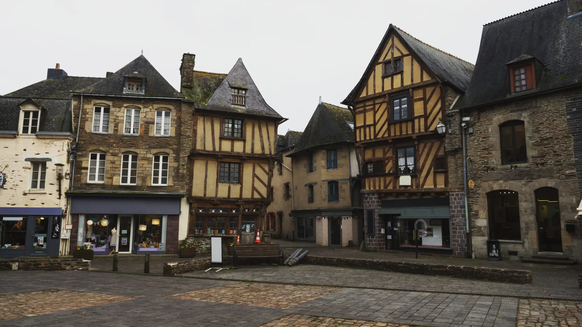 El sorprendente pueblo de la Bretaña francesa que parece rescatado de un cuento