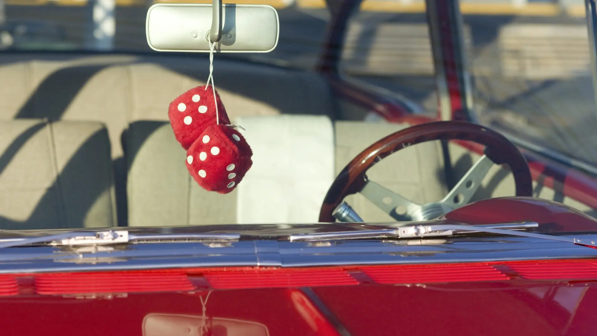 Dados colgados en el espejo retrovisor: historia y significado de uno de los amuletos más populares en coches