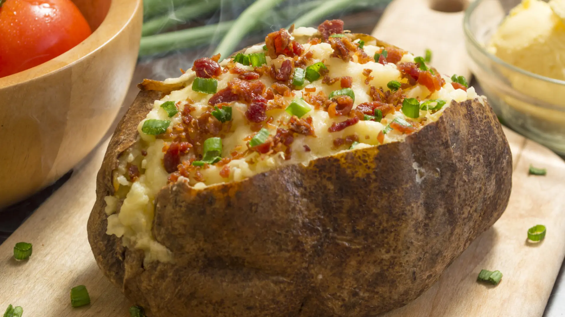 La receta de patatas asadas que recuerdan a la cocina tex-mex: una receta barata que alegrarán tus cenas