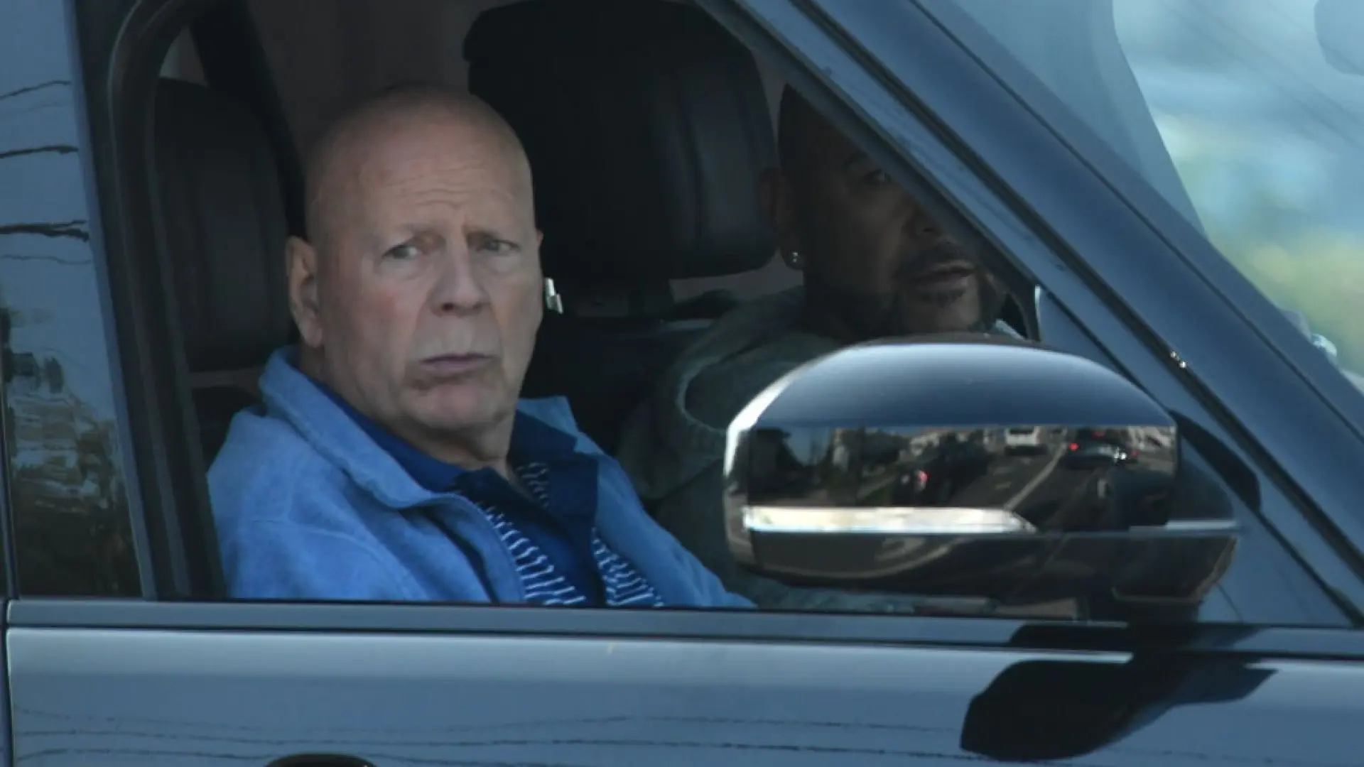 Así vive Bruce Willis su terrible enfermedad: alejado de su familia, pero rodeado de amor