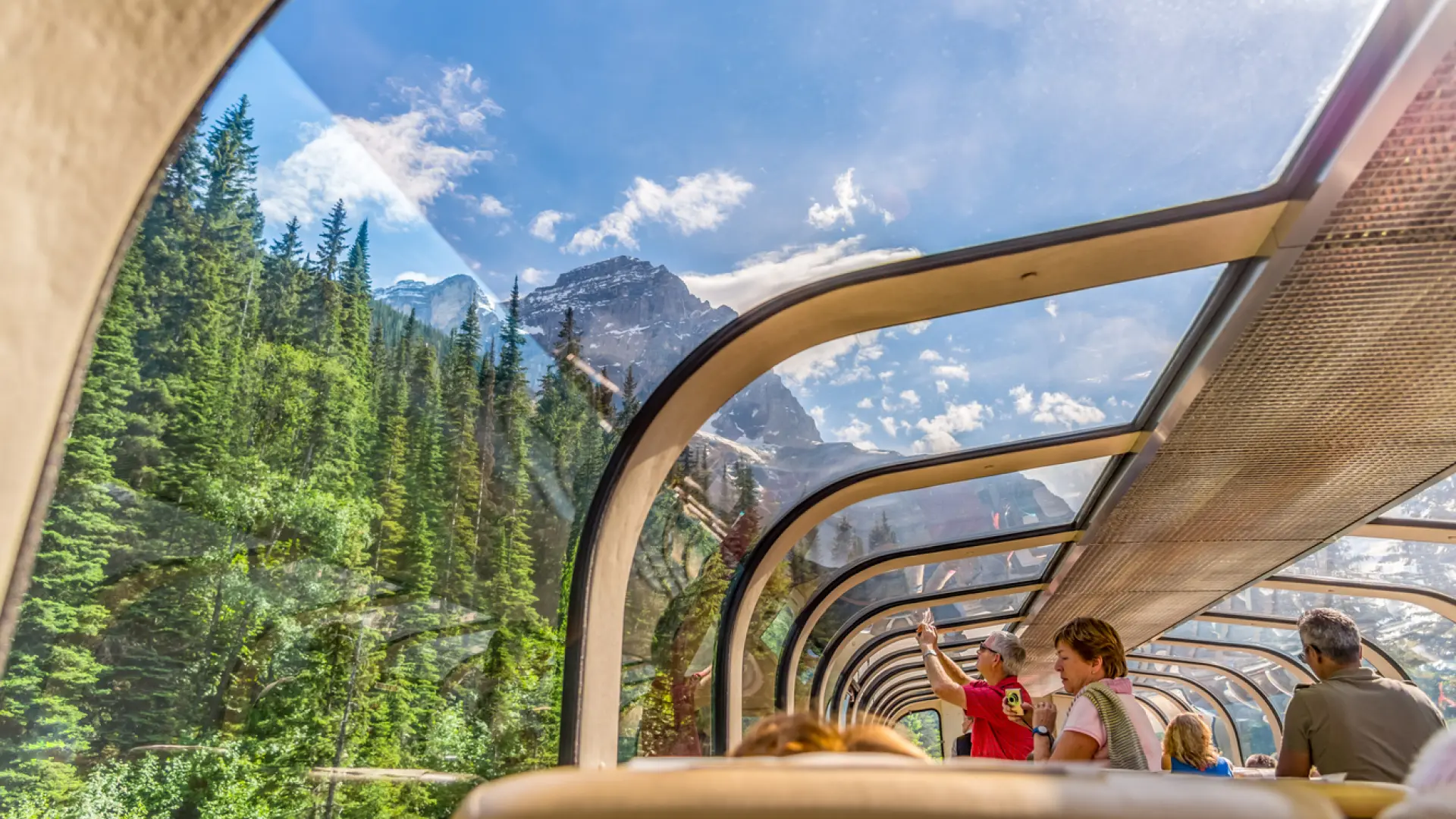 Trenes de lujo y dejar el estrés en el andén: renace la tendencia de recorrer el mundo sobre raíles