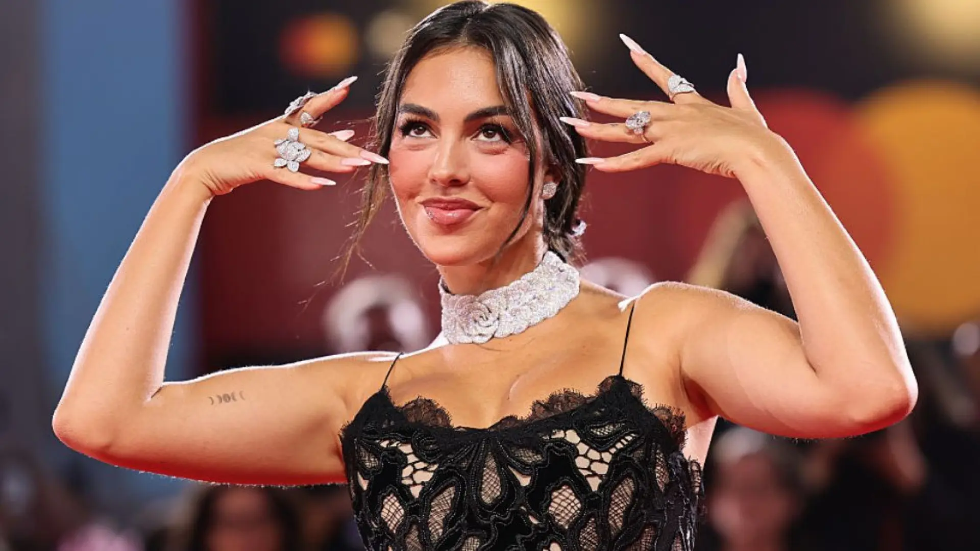 Chándal y tacones (en color tendencia): El 'look comfy' favorito de Georgina Rodríguez para volar