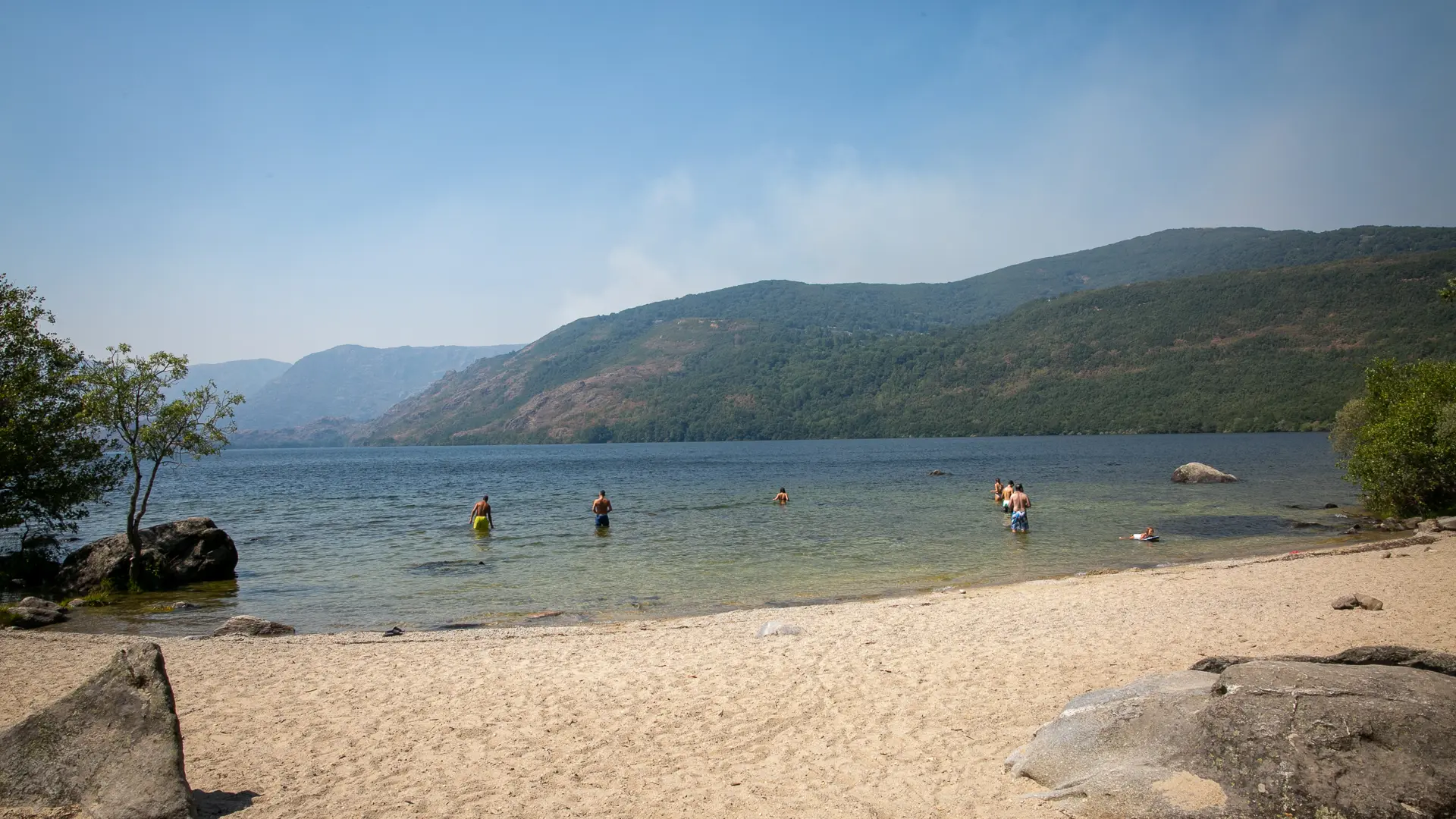 Los incendios de Sanabria arruinan el verano del sector turístico: "La gente piensa que está todo carbonizado, pero es solo la sierra"