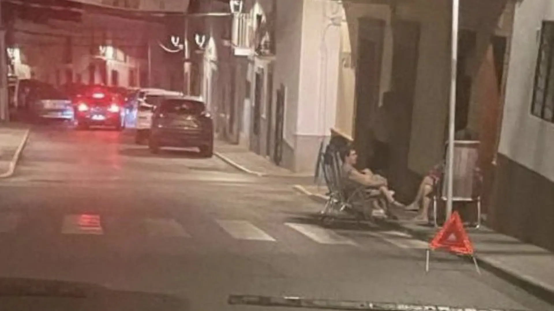 La señal viral de un pueblo que alerta de la presencia de vecinos tomando la fresca
