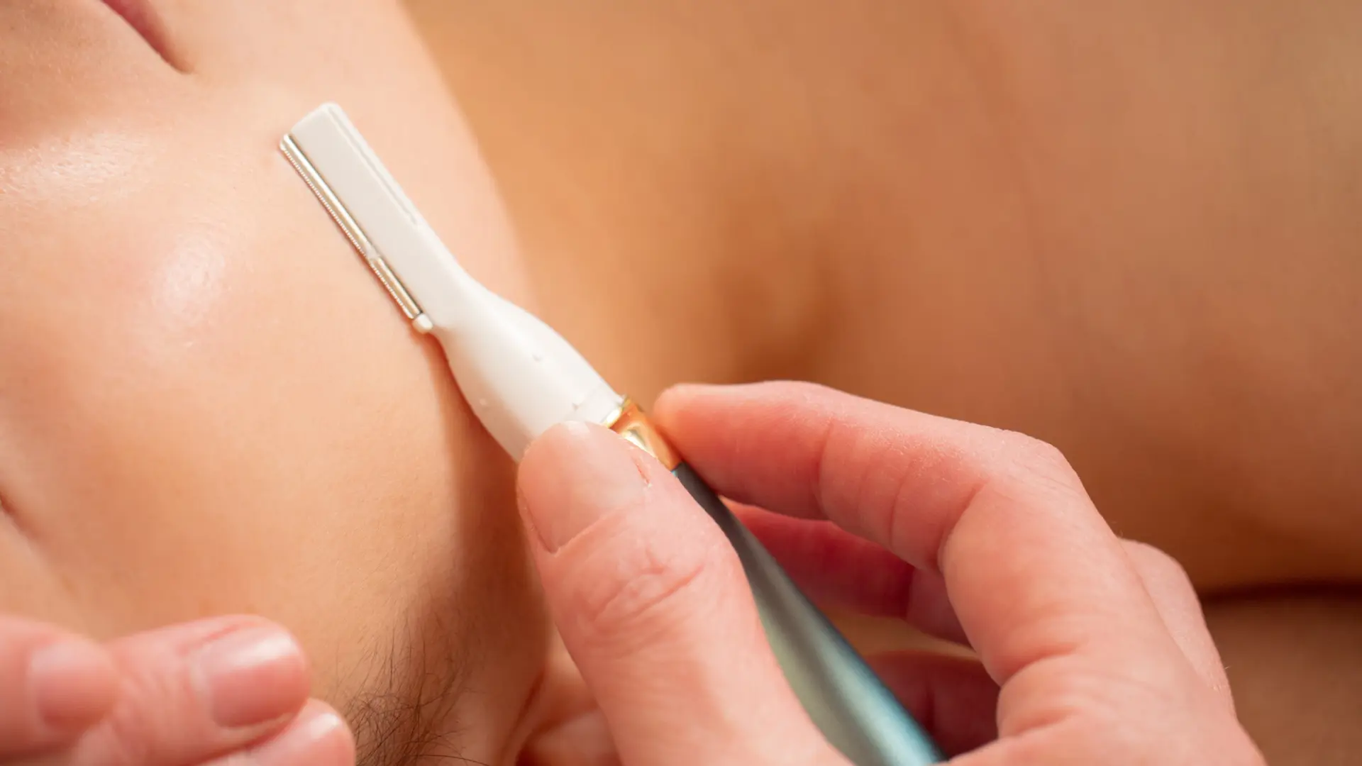 El aviso de la dermatóloga Cristina Eguren a las mujeres que se hacen el famoso dermaplaning: "Es un mito"